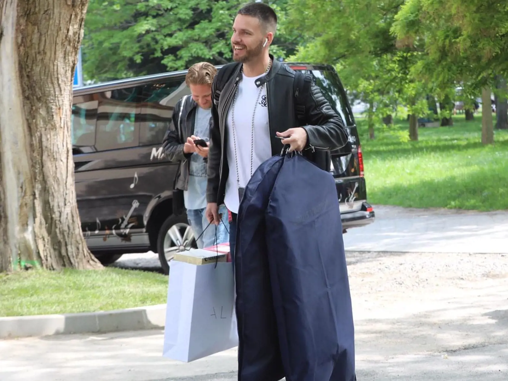 Raper Ego prichádza na obrad.