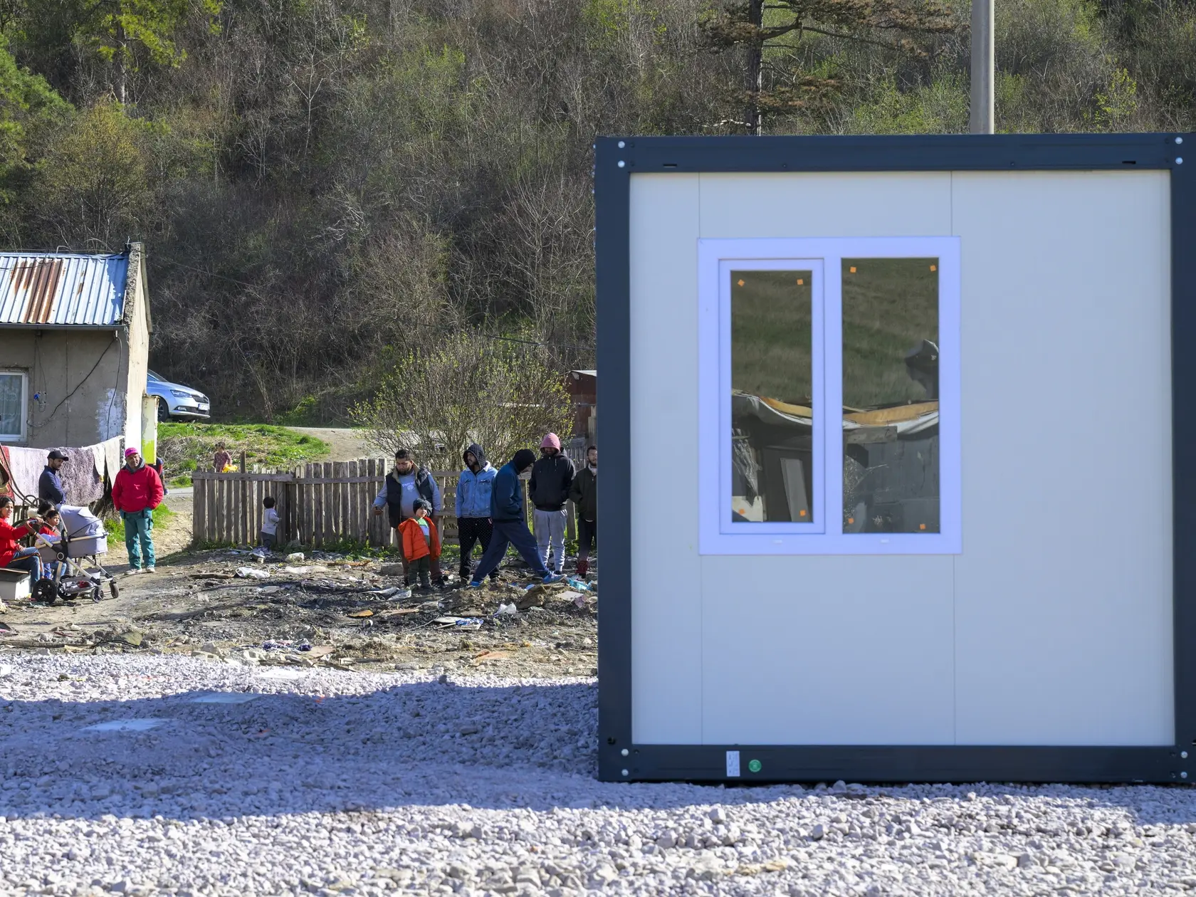 Na snímke prebieha osádzanie unimobuniek v osade pre ľudí, ktorým požiar zničil príbytky.