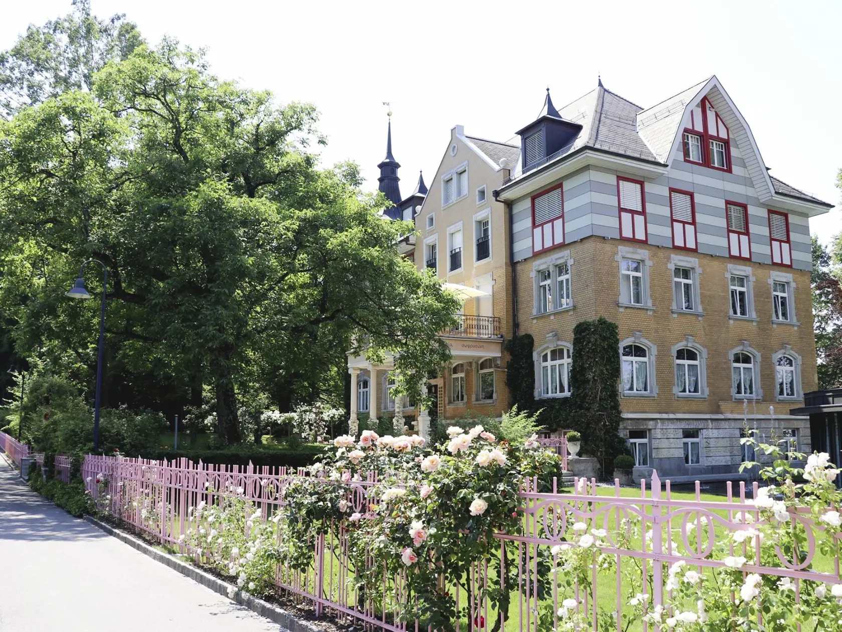 Nie iba jedna. Prestížnych internátnych škôl je vo Švajčiarsku viacero, okrem Beau Soleil existuje Rosey, Institut auf dem Rosenberg (na snímke) Aiglon College a Lyceum Alpinum Zuoz.
