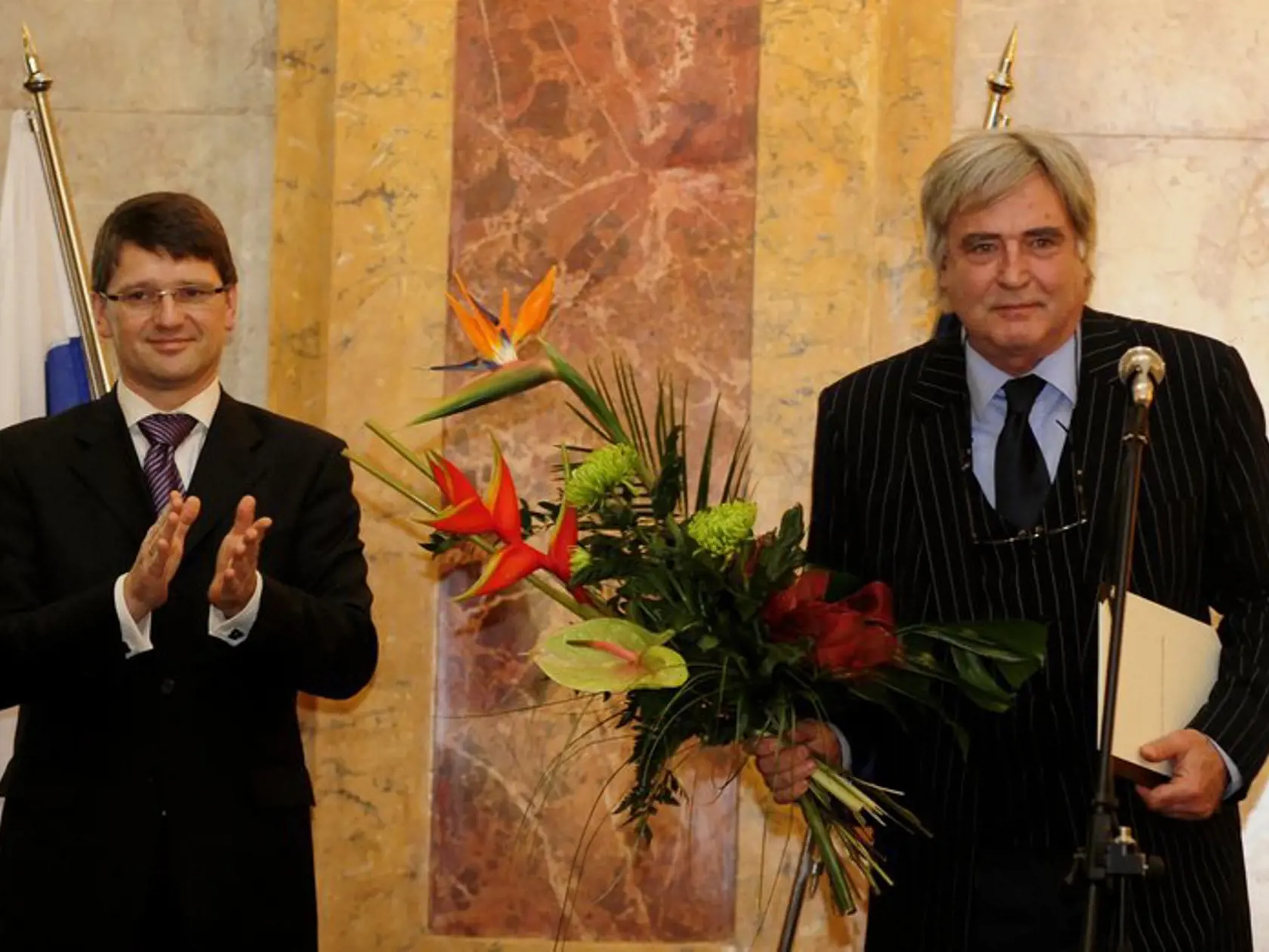 Na snímke minister kultúry Marek Maďarič (vľavo) odovzdal Cenu ministra Dušanovi Jamrichovi za celoživotný prínos v oblasti hereckej tvorby s prihliadnutím na výnimočný umelecký prednes Homérovej Iliady v rozhlasovom projekte PARNAS 18. marca 2010 v Bratislave.