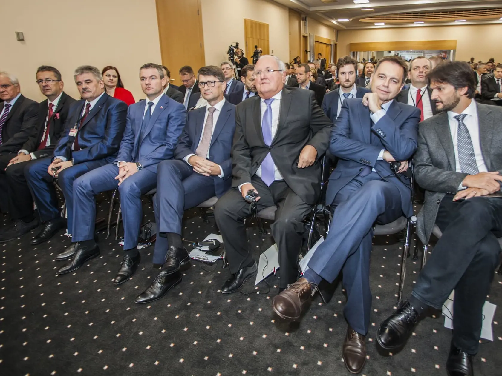 Na snímke zľava člen vedenia vládnej strany Smer-SD a predseda Zboru poradcov predsedu vlády SR Vladimír Faič, predsesa klubu poslancov vládnej strany Smer-SD v Národnej rade SR Martin Glváč, generálny manažér strany Smer-SD a minister práce, sociálnych vecí a rodiny Ján Richter, podpredseda vlády SR pre investície a informatizáciu Peter Pellegrini, podpredseda strany Smer-SD a minister kultúry Marek Maďarič, podpredseda strany Smer-SD a poslanec NRSR Dušan Čaplovič, podpredseda strany strany Sm
