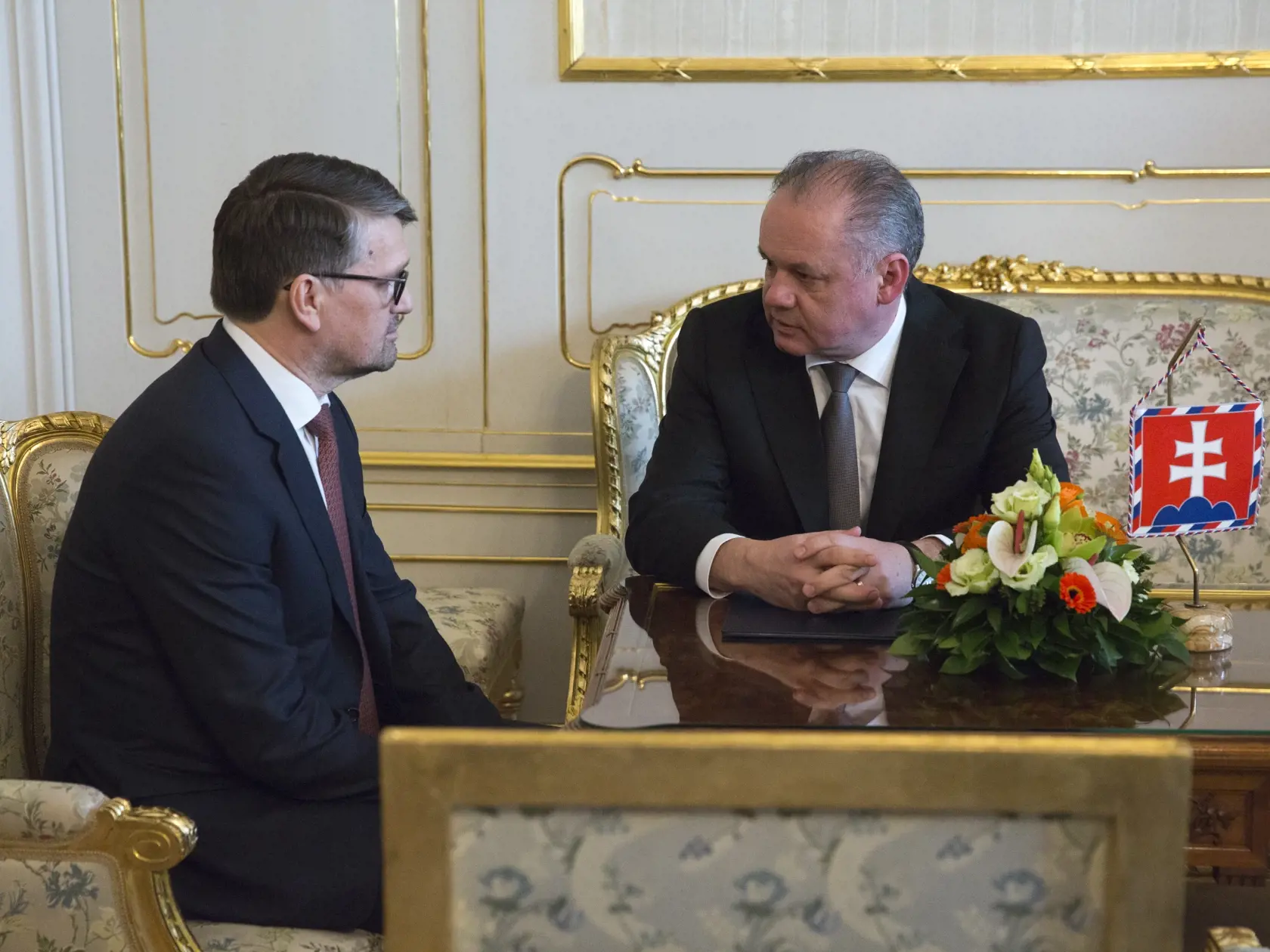 Marek Maďarič skladá demisiu do rúk prezidenta Andreja Kisku.