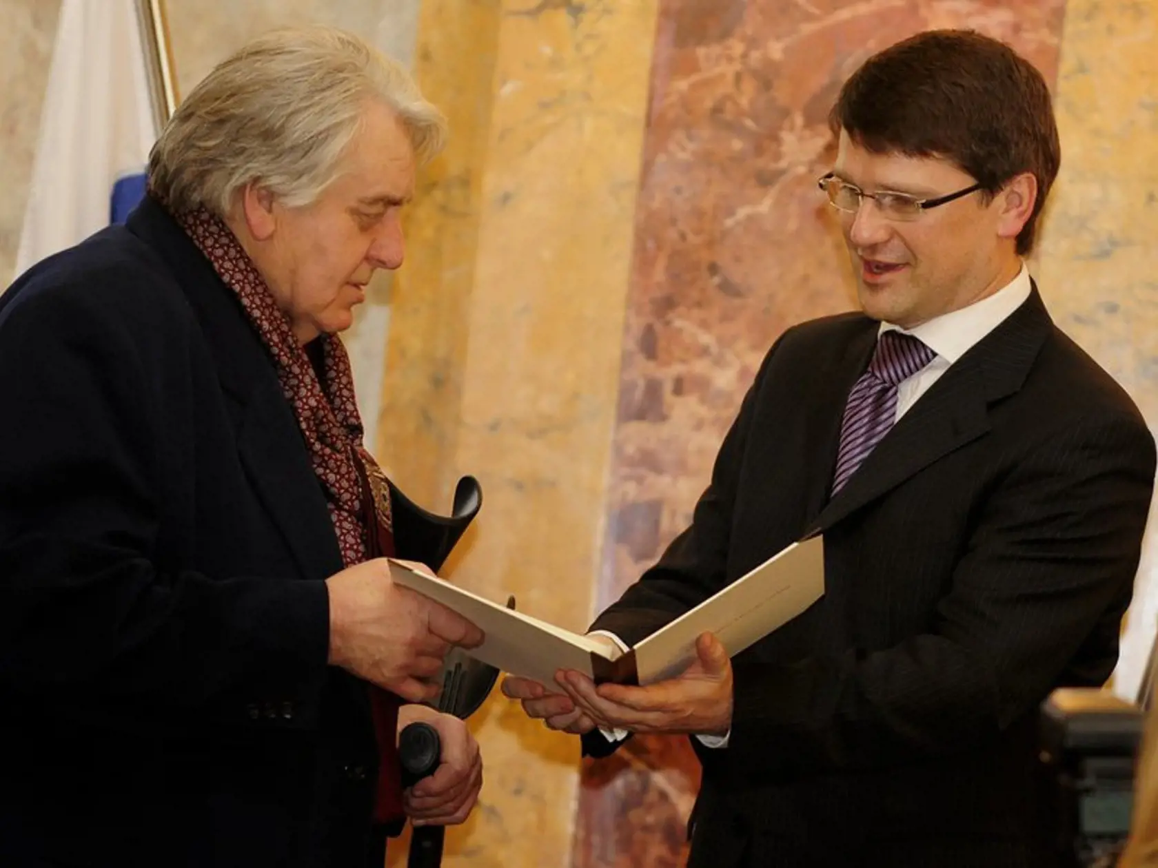 Na snímke minister kultúry Marek Maďarič (vľavo) odovzdáva Cenu ministra Petrovi Jarošovi za celoživotný prínos v oblasti umeleckej prózy a filmovej scenáristiky s prihliadnutím na knihu poviedok Samochod srdca 18. marca 2010 v Bratislave.