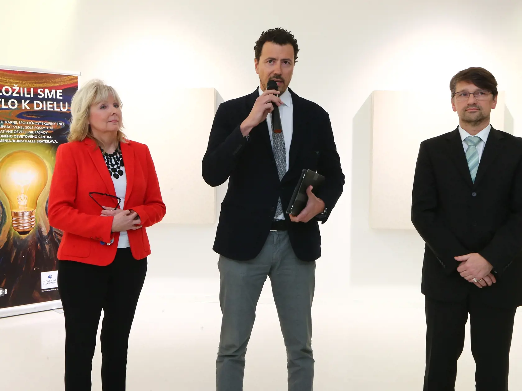 Regióny: Národné osvetové centrum - osvetlenie fasády spoločnosťou Enel si prišli pozrieť aj Michelle Bologna a minister kultúry Marek Maďarič. Výstavný priestor na námestí SNP zároveň zmenil názov na Kunsthalle.