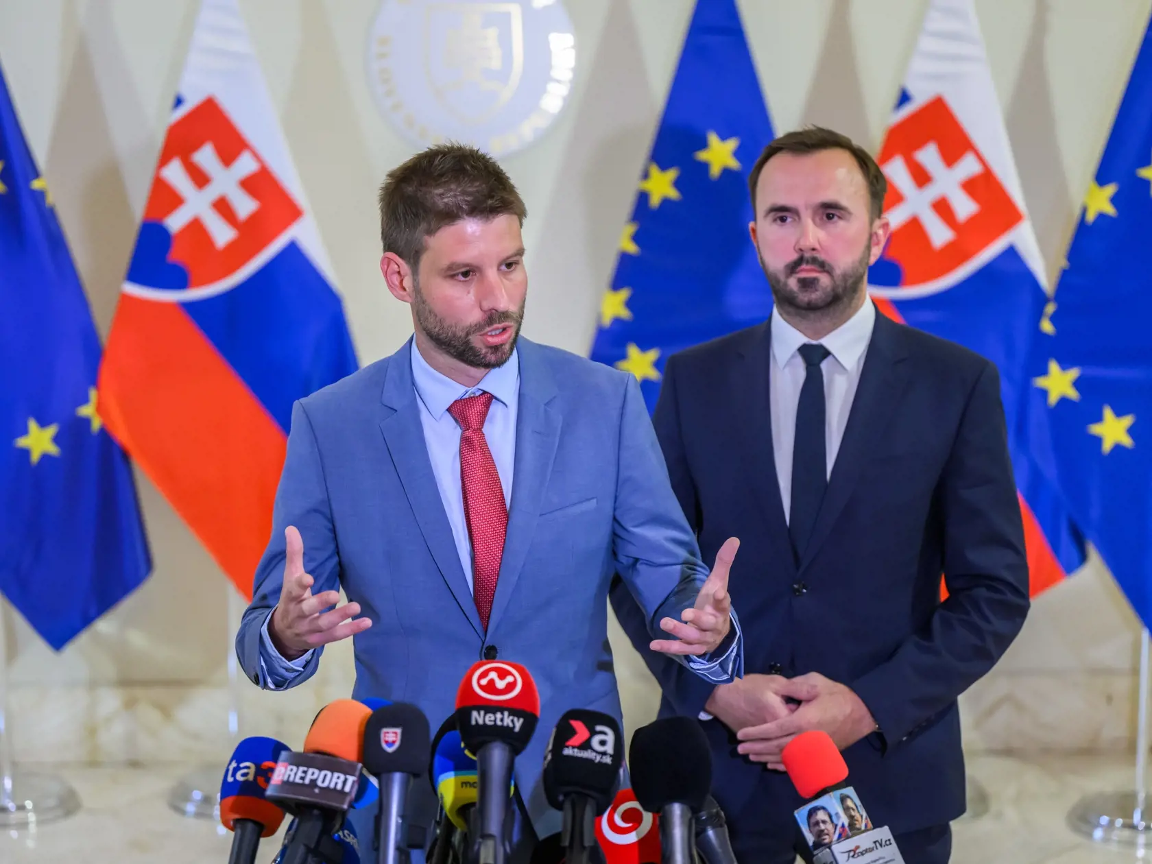 Na snímke sprava člen predsedníctva Progresívneho Slovenska (PS) a expert na verejné financie Štefan Kišš a predseda PS Michal Šimečka na tlačovej konferencii po rokovaní s premiérom Robertom Ficom (Smer-SD) a predstaviteľmi Ministerstva financií SR o konsolidácii na Úrade vlády SR v Bratislave v utorok 24. septembra 2024. Opozičné strany KDH a Progresívne Slovensko (PS) pozvanie predsedu vlády na rokovanie o konsolidačných opatreniach prijali, Sloboda a Solidarita (SaS) ho odmietla. FOTO TASR -