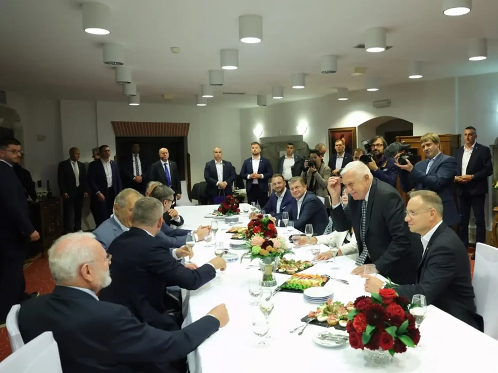 Pri jednom stole sa stretli viacerí prezidenti a vysokopostavení politici. Okrem poľského prezidenta Adrzeja Dudu, na oslave bol exprezident Ivan Gašparovič, ale aj Peter Pellegrini, či srbský prezident Aleksandar Vučić a ďalej poverený vedením parlamentu Peter Žiga, ale aj minister vnútra Matúš Šutaj Eštok.