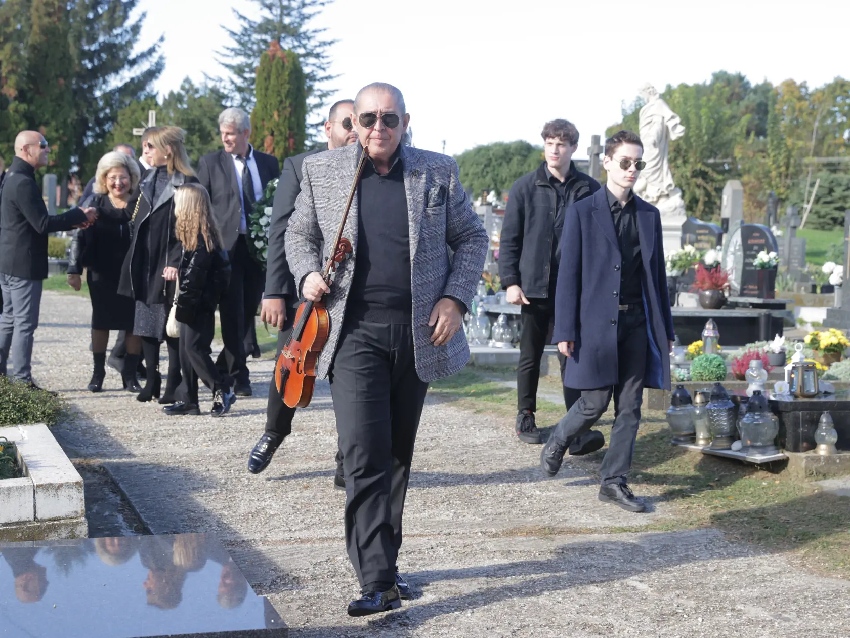 Posledná rozlúčka s hudobníkom Ľubom Virágom (†68), ktorý náhle zomrel pred pár dňami. Na snímke Berco Balogh.