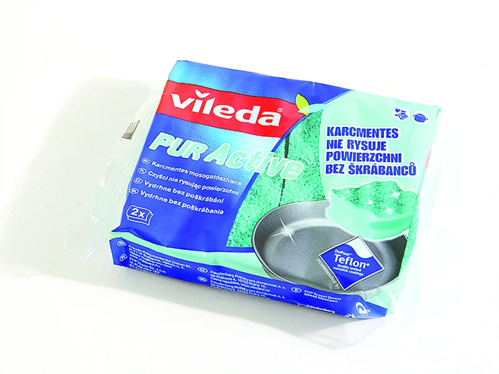 
Pur Active
Vileda, 2 kusy
Cena za 1 kus/ 0,70 €
Veľká, dobre tvarovaná, zvláštna drsná strana. Špeciálna hubka má super tvar, ktorý padne do ruky, a extra povrch na drhnutie, ktorý je účinný, no nepoškriabe ani teflón. Vydrhne antikorový povrch či hrniec bez použitia tekutého prášku, stačí bežný saponát na riad. Podarilo sa mi odstrániť aj zapečené zvyšky zvonka. Trocha mi prekážalo, že aj po vyžmýkaní ostane v hubke trocha vody. Nevýhoda je aj v tom, že mastné zvyšky sa zo špeciálnej vrstv