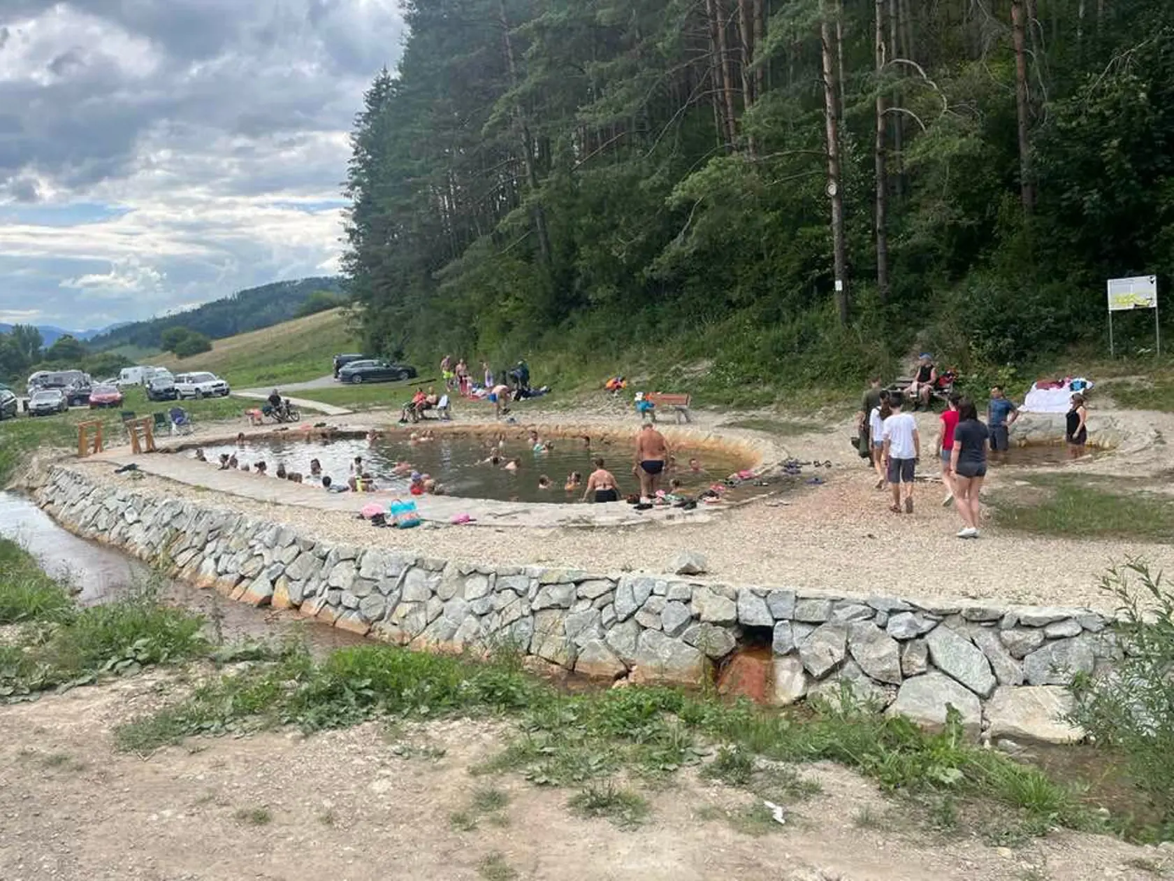 Jazierko pri rekonštrukcii prehĺbili a brehy obložili lomovým kameňom.