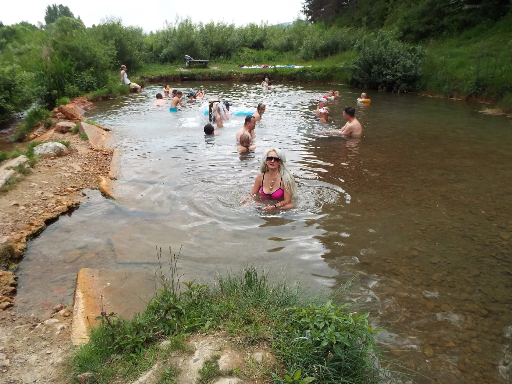 Pôvodne okolie jazierka bolo neupravené, ale napriek tomu ho turisti vyhľadávali. Po úprave sa návštevnosť výrazne zvýšila. (archívne foto)