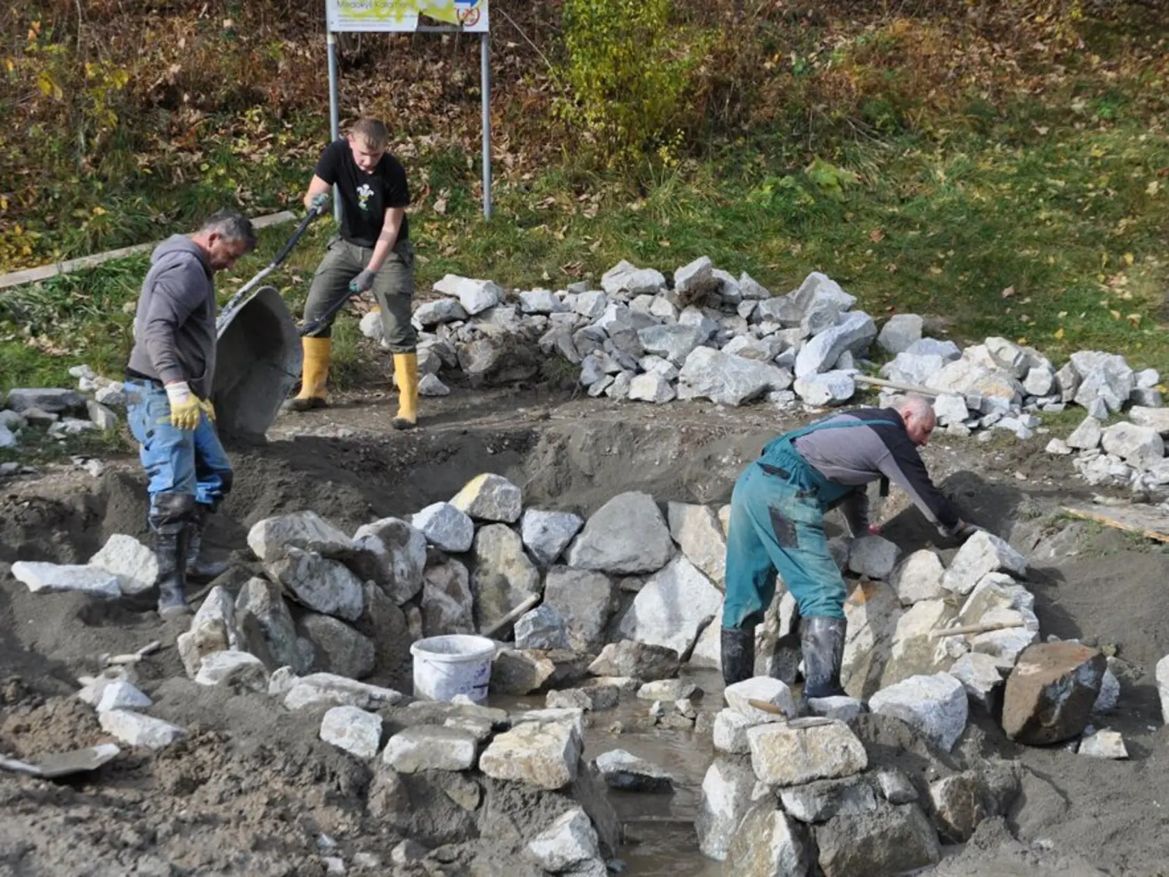 Pracovníci pri úprave a rekonštrukcií jazierka a okolia.