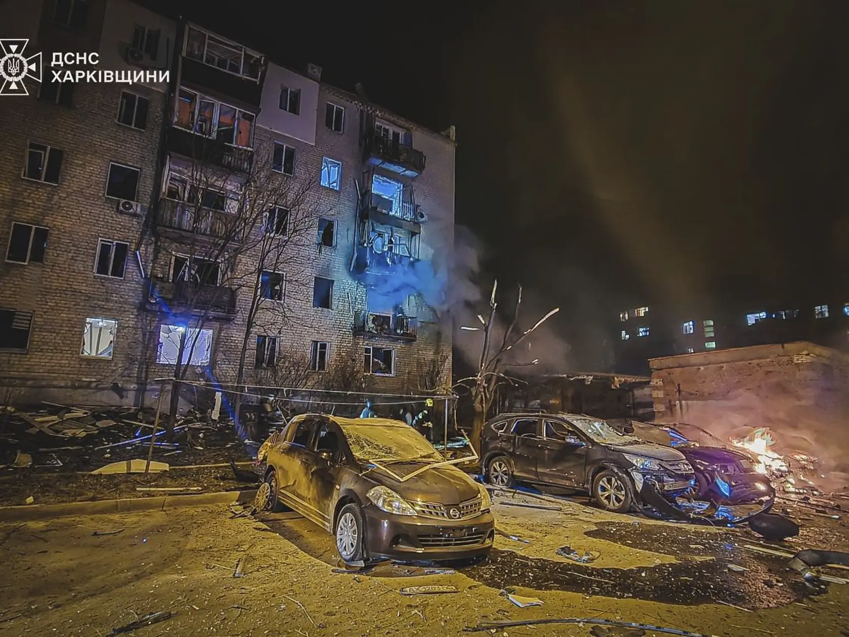 Na snímke hasiči hasia požiar po leteckom útoku ruskej armády na mesto Charkov na severovýchode Ukrajiny vo štvrtok 3. apríla 2025.