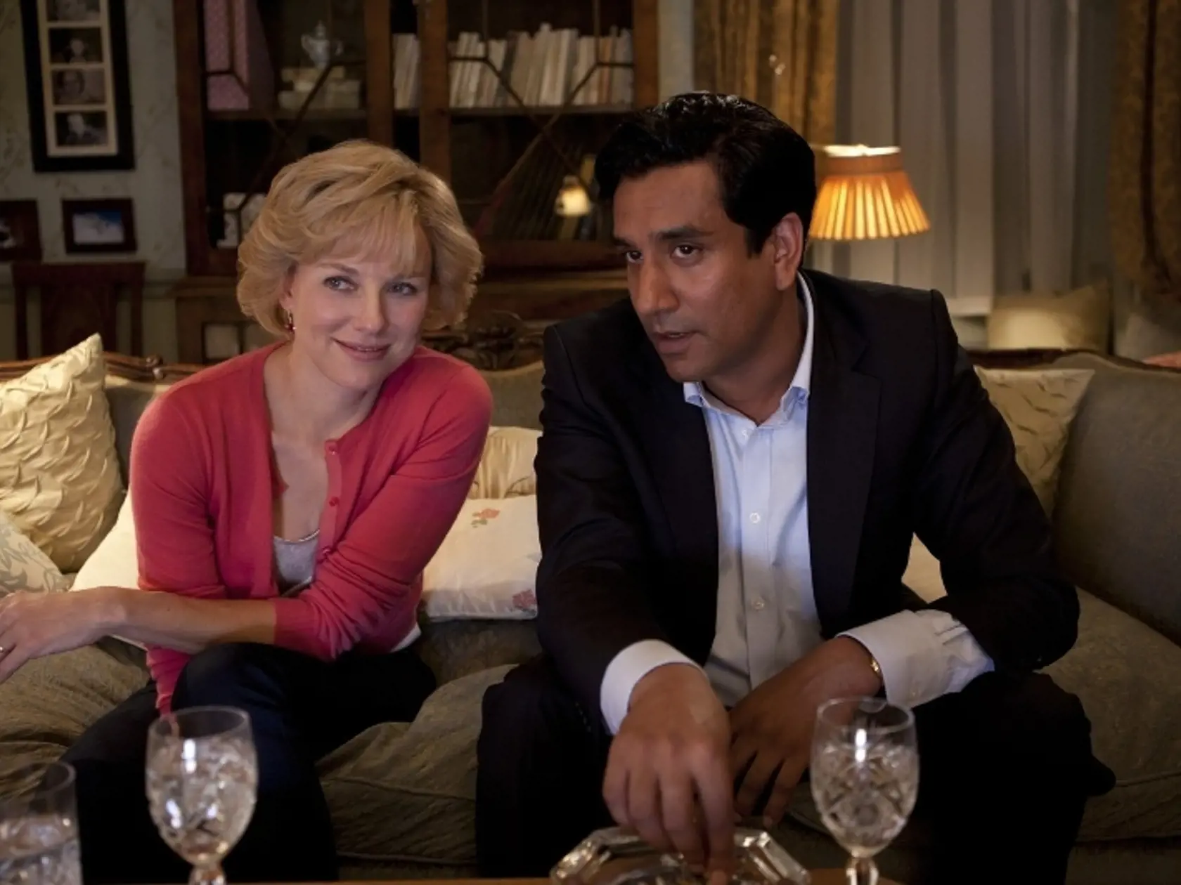Naomi Watts a Naveen Andrews ako princezná Diana a Hasnat Khan.