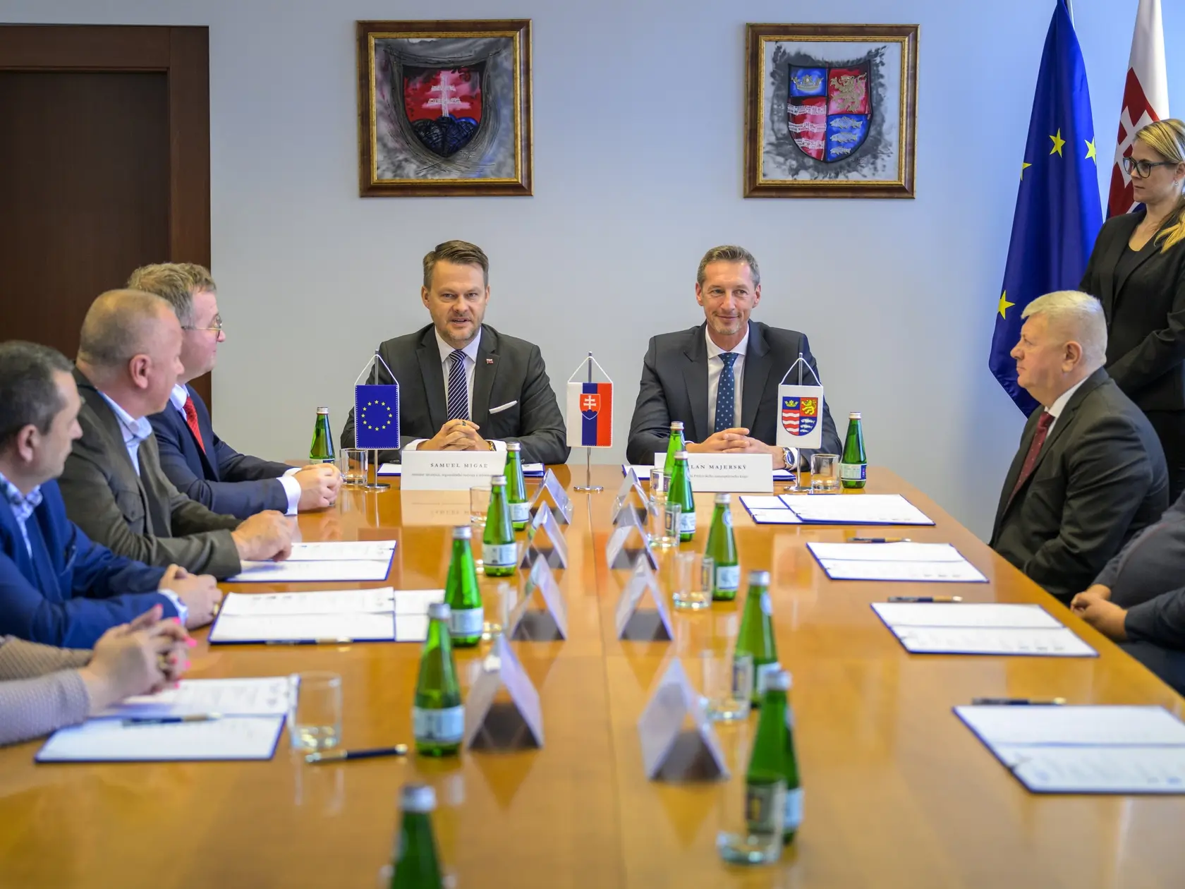 Na snímke zľava minister investícii, regionálneho rozvoja a informatizácie SR Samuel Migaľ (nominant Smer-SD), predseda Prešovského samosprávneho kraja Milan Majerský a starostovia jednotlivých obcí na podpísaní memoranda o vzájomnej spolupráci pri realizácii projektového balíka a aktivít zameraných na investície do prírodného a kultúrneho dedičstva vodnej stavby Domaša a súvisiacej infraštruktúry v Prešove 31. marca 2025. FOTO TASR - Veronika Mihaliková