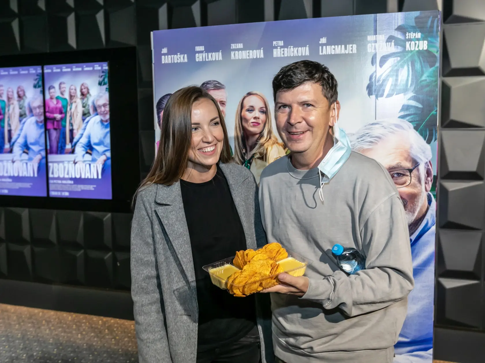 Na snímke je Andrej Bičan s priateľkou Miškou pred premiérou českého filmu Zbožňovaný v Bory Mall. 