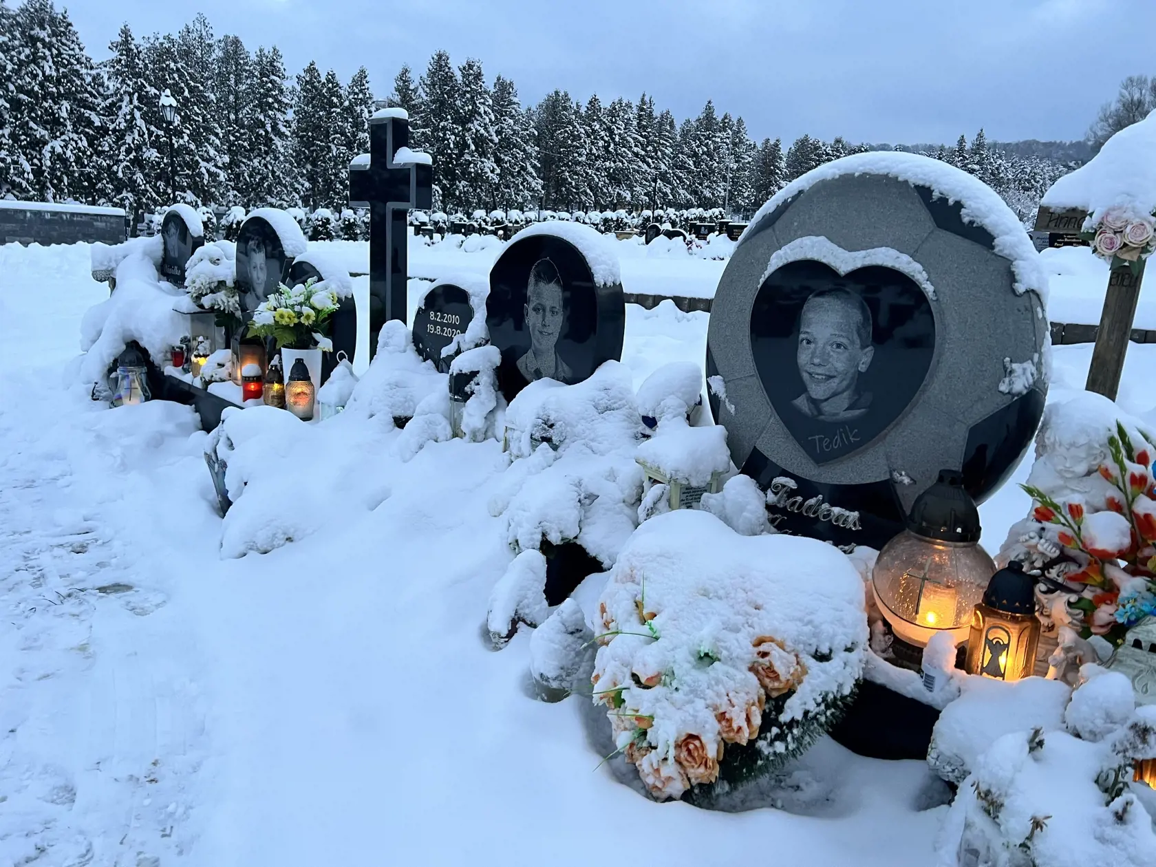 Hrobčeky štyroch malých futbalistov sú stále krásne udržiavané. Ani návaly snehu nezabránili ich príbuzných zapáliť im tam sviečku.