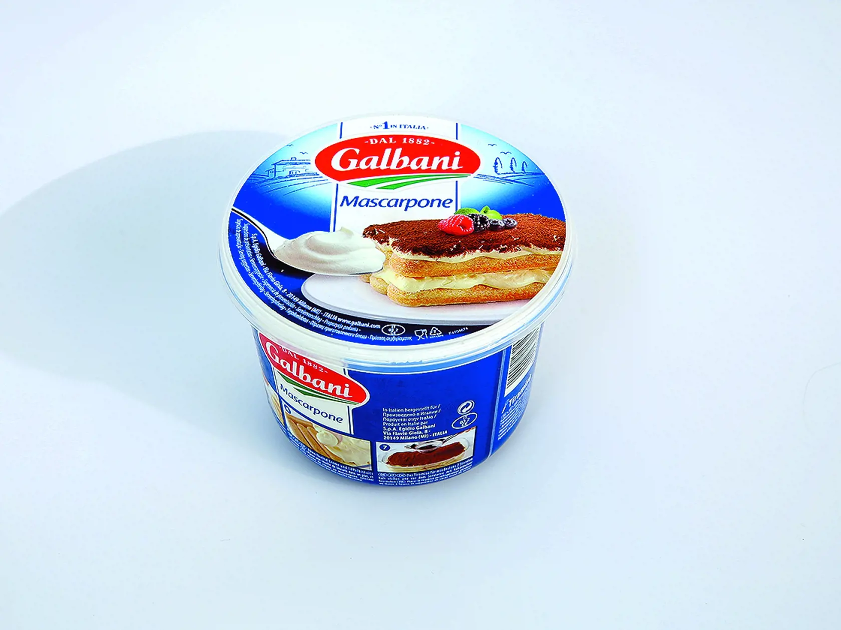 Mascarpone Galbani, 500 g Cena za 250 g: 2,95 € Krajina pôvodu/ Taliansko Zloženie/ smotana, regulátor kyslosti: kyselina citrónová Energia v 100 g/ 1 662 kJ Bielkoviny/ 4,5 g Sacharidy/ 4 g Tuky/ 41 g REDAKCIA HODNOTÍ: Snehobiely syr vonia ako sladká smotana a má veľmi tuhú, hustú konzistenciu, preto sa ťažšie mieša. Na okraji je trocha čírej srvátky. Textúra je hutná, krémovitá a dokonale hladká. Syr má výraznú chuť sladkej smotany, s mierne horkastým akcentom. Pre vyšší obsah tuku sa zdá veľm