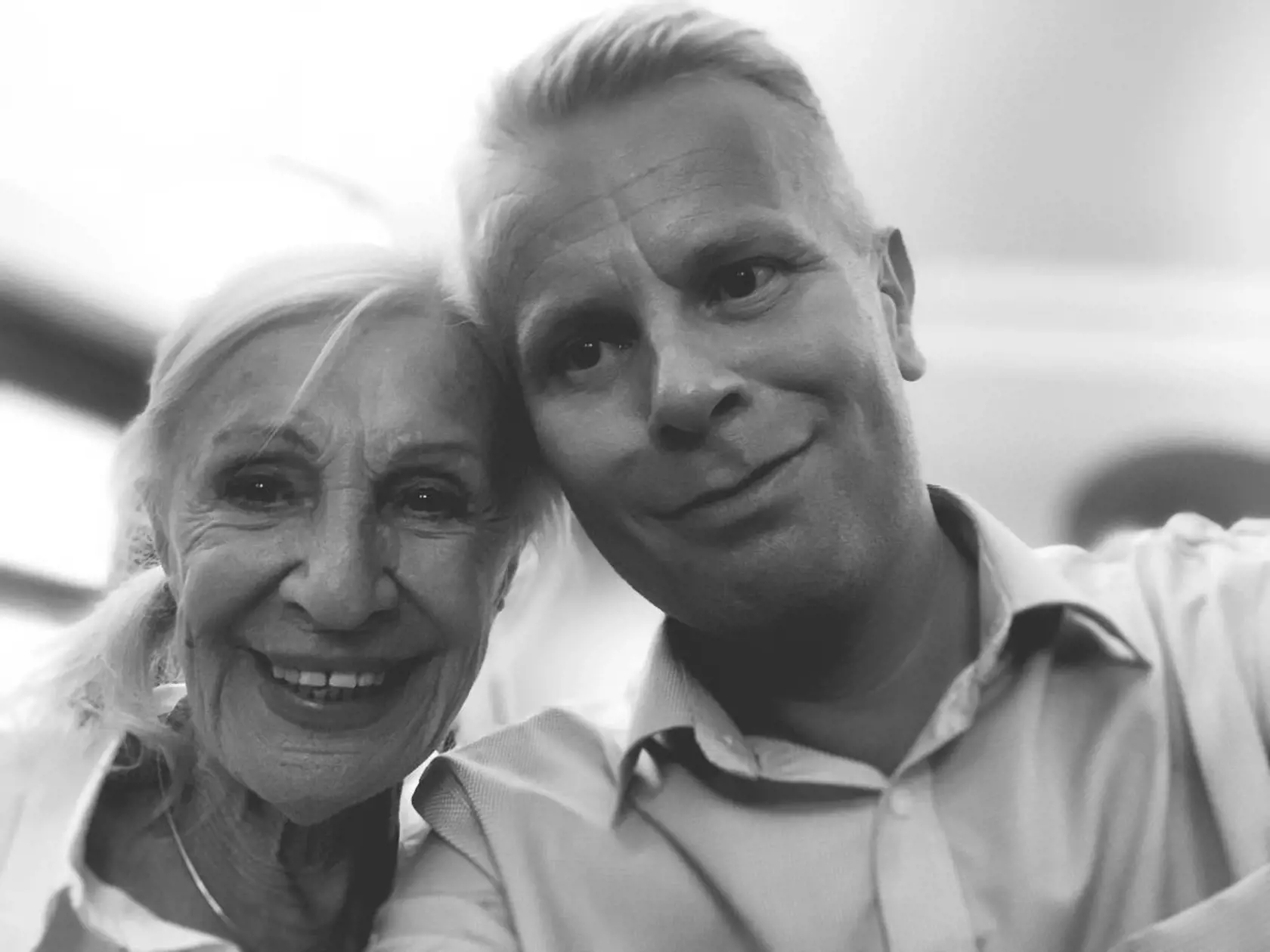 Povedali by ste, že muž, ktorý sa ku Kráľovičovej  takto túli je premonštrátsky kňaz a spisovateľ Karol Lovaš? Veru, je to tak, ale všetko je v najlepšom poriadku, keďže duchovný je ich rodinným priateľom.