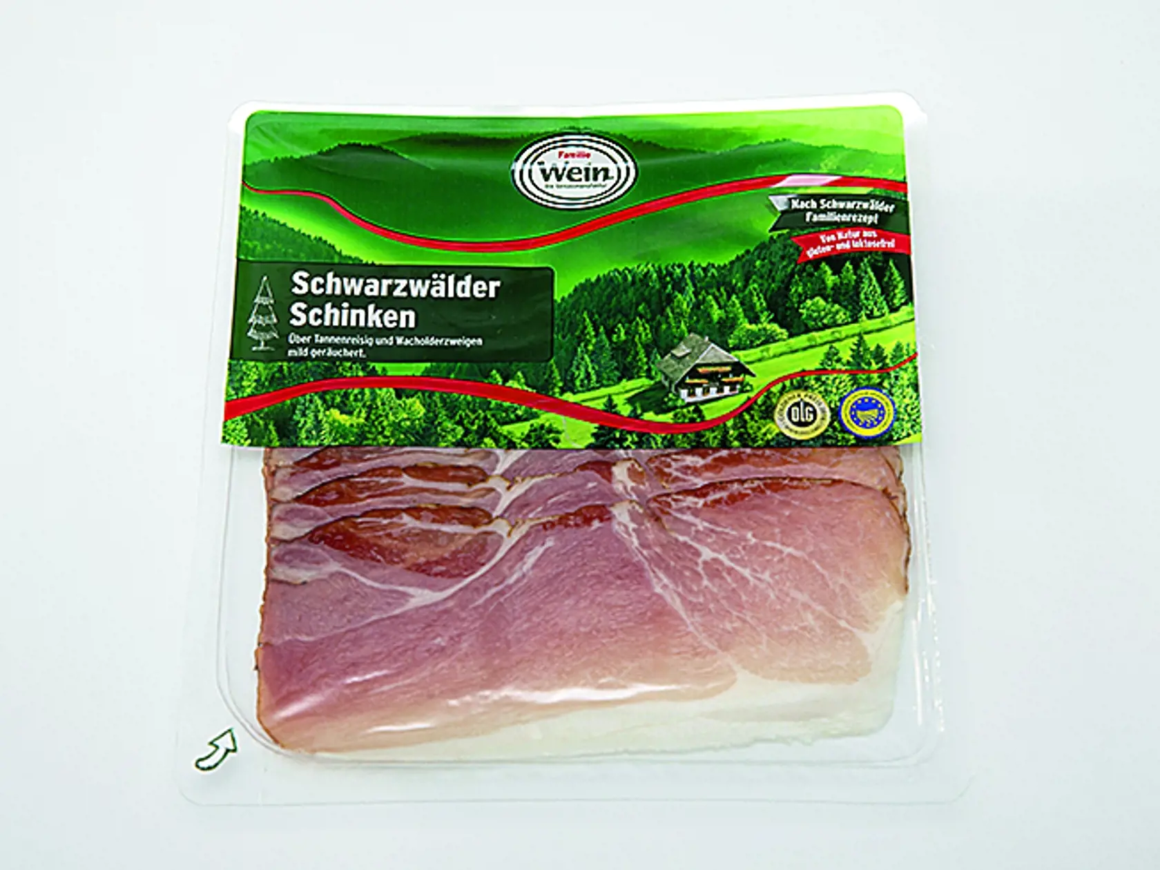 Schwarzwaldská šunka Wein, 100 g Krajina pôvodu/ Nemecko Zloženie/ bravčové mäso, jedlá soľ, koreniny, dextróza, konzervačné látky: dusitan sodný a dusičnan draselný, dym z jedľového dreva Energia v 100 g/ 1 014 kJ Bielkoviny/ 26 g Sacharidy/ 1 g Tuky/ 15 g Soľ/ 5,5 g REDAKCIA HODNOTÍ: Šunka so stredne silnou údenou arómou a jemným mramorovaním je pokrájaná na supertenké plátky, ktoré pri oddeľovaní vyžadujú trpezlivosť. Na okraji je širší pásik tuku. Konzistencia je mierne húževnatá, chuť príje
