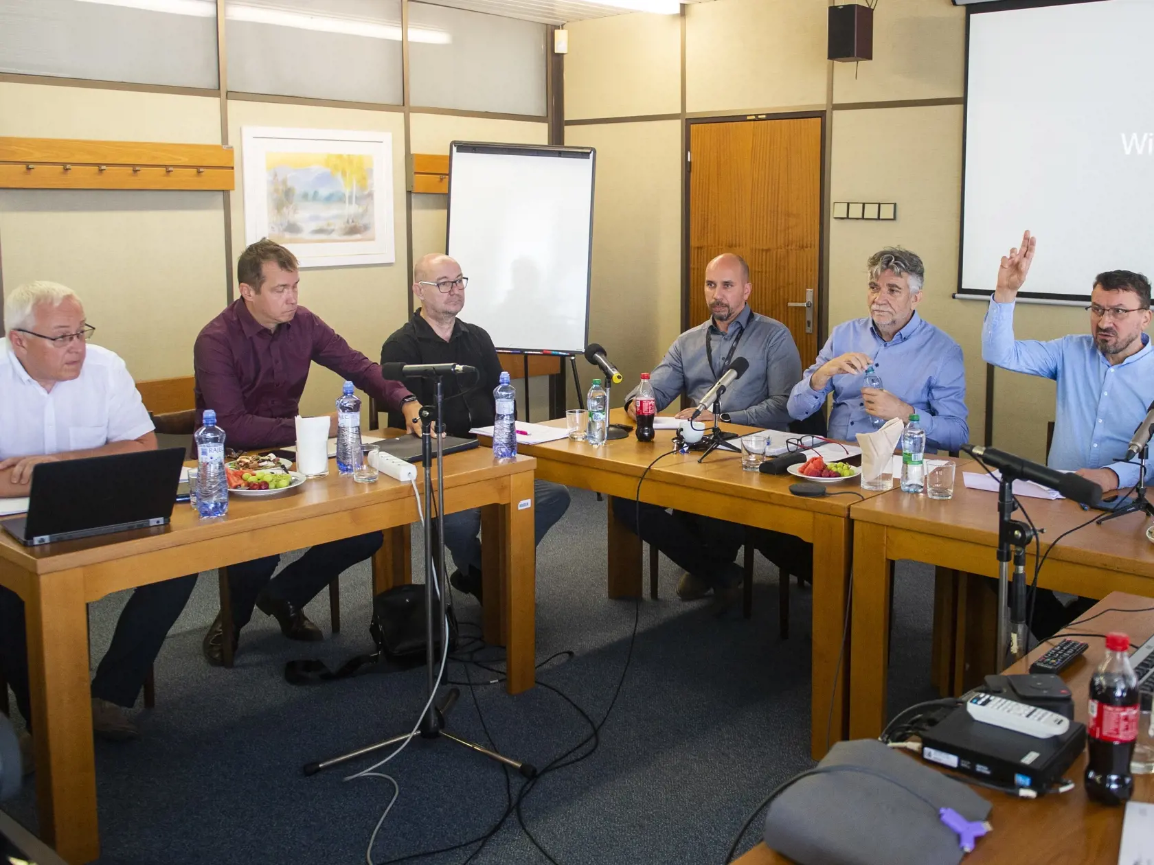 Na snímke generálny riaditeľ Rozhlasu a televízie Slovenska (RTVS) Ľuboš Machaj (druhý sprava) počas zasadnutia Rady RTVS v Bratislave v stredu 11. augusta 2022. FOTO TASR - Jakub Kotian