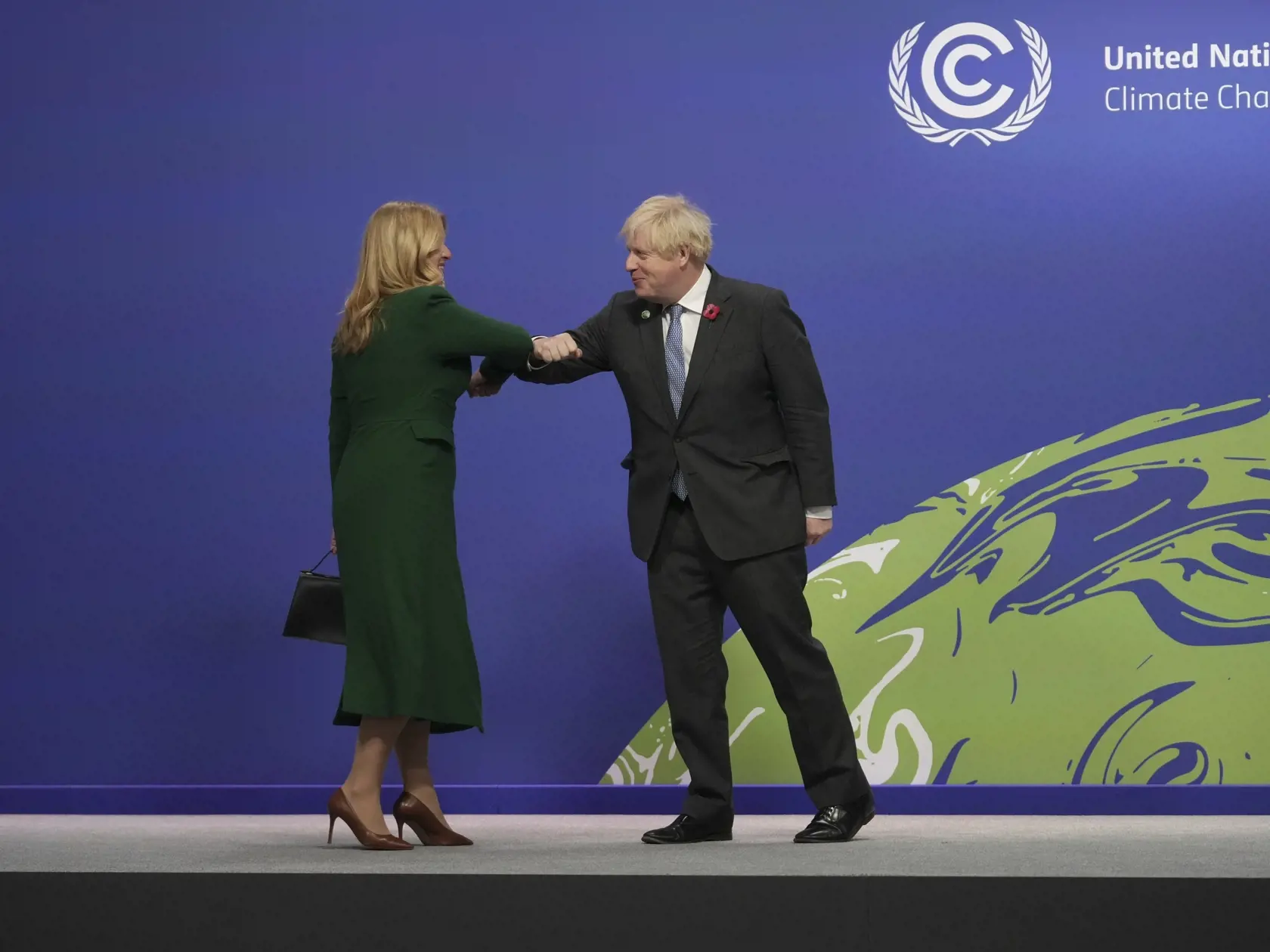 KK3 Glasgow - Britský premiér Boris Johnson a  slovenská prezidentka Zuzana Čaputová sa zdravia na klimatickom summite COP26 v škótskom Glasgowe v pondelok 1. novembra 2021.  V Glasgowe sa v nedeľu oficiálne začal klimatický summit OSN COP26, ktorý potrvá do 12. novembra. FOTO TASR/AP
British Prime Minister Boris Johnson, right, greets Slovak President Zuzana Caputova, at the COP26 U.N. Climate Summit in Glasgow, Scotland, Monday, Nov. 1, 2021. The U.N. climate summit in Glasgow gathers leaders 