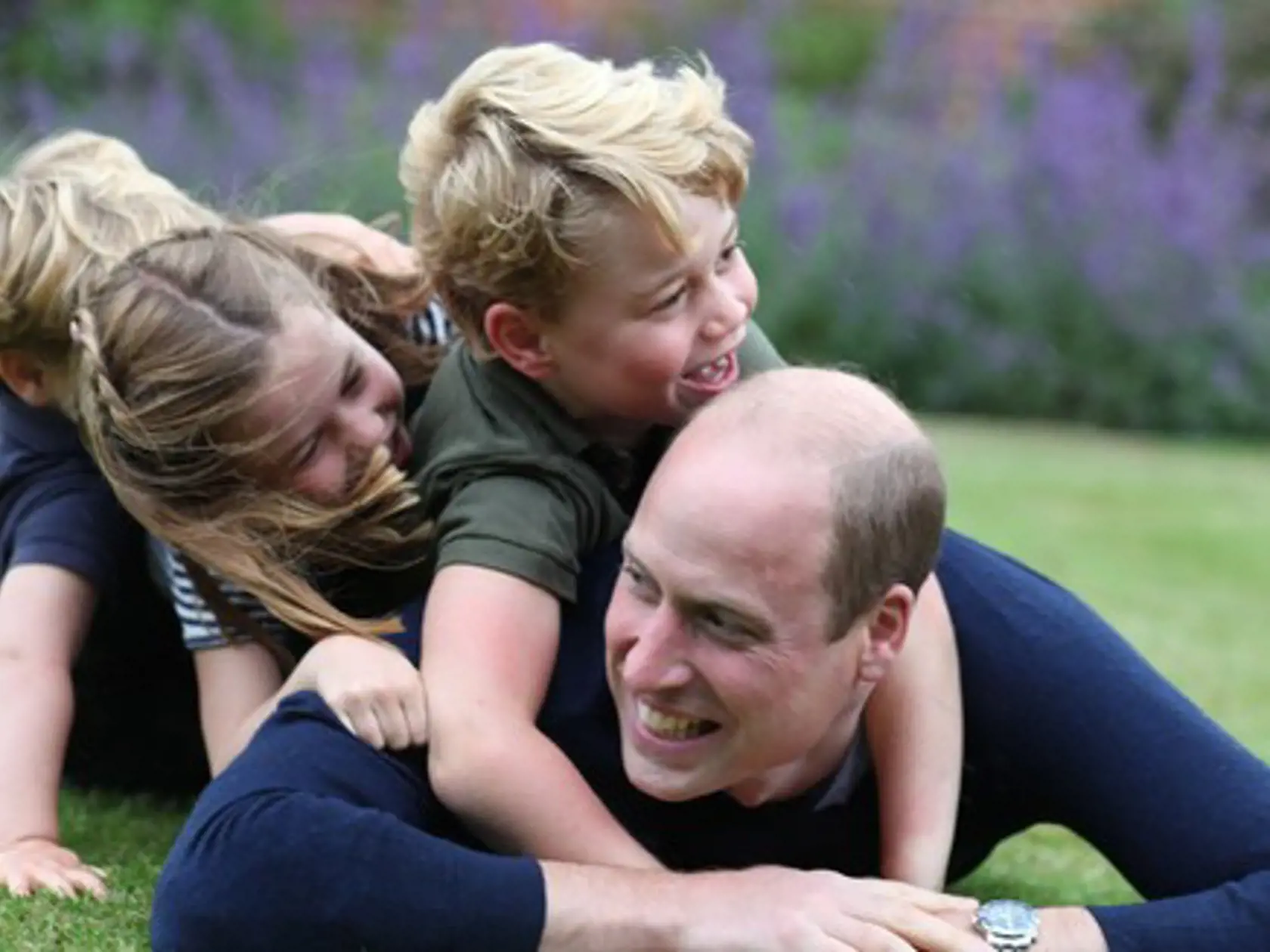 William a Kate chcú deťom dopriať "obyčajné" detstvo. Venujú sa im každú voľnú chvíľku.