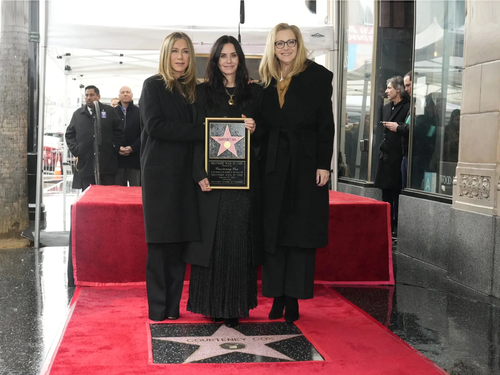 Courtney Cox je na chodníku slávy. Na slávnosti nechýbali jej dlhoročné priateľky zo seriálu Priatelia Jennifer Aniston a Lisa Kudrow.