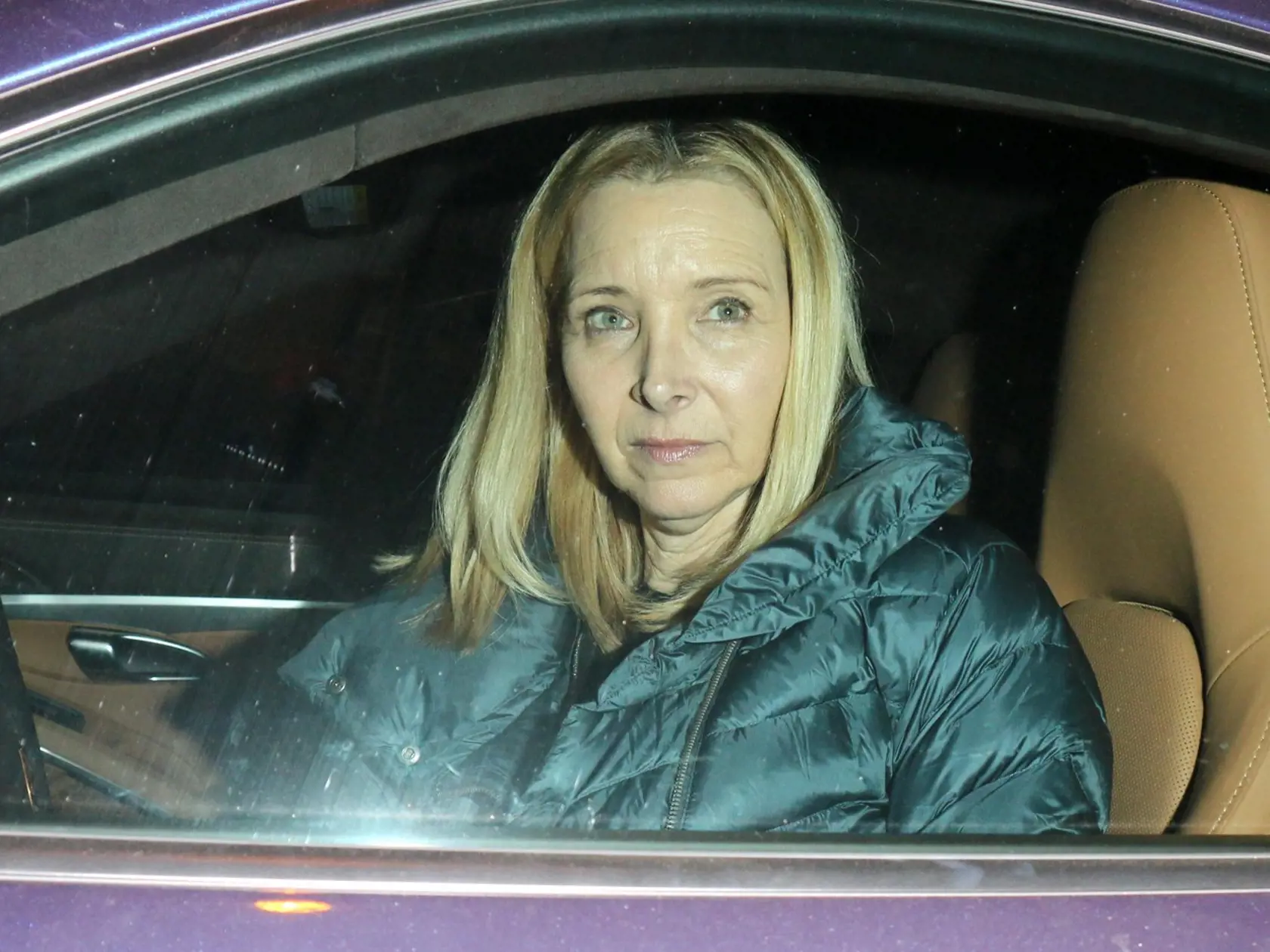Lisa Kudrow sa kvôli alkoholu neskôr sama prihlásila na terapie. Práve pitie jej pomáhalo vyrovnať sa so smrťou brata.