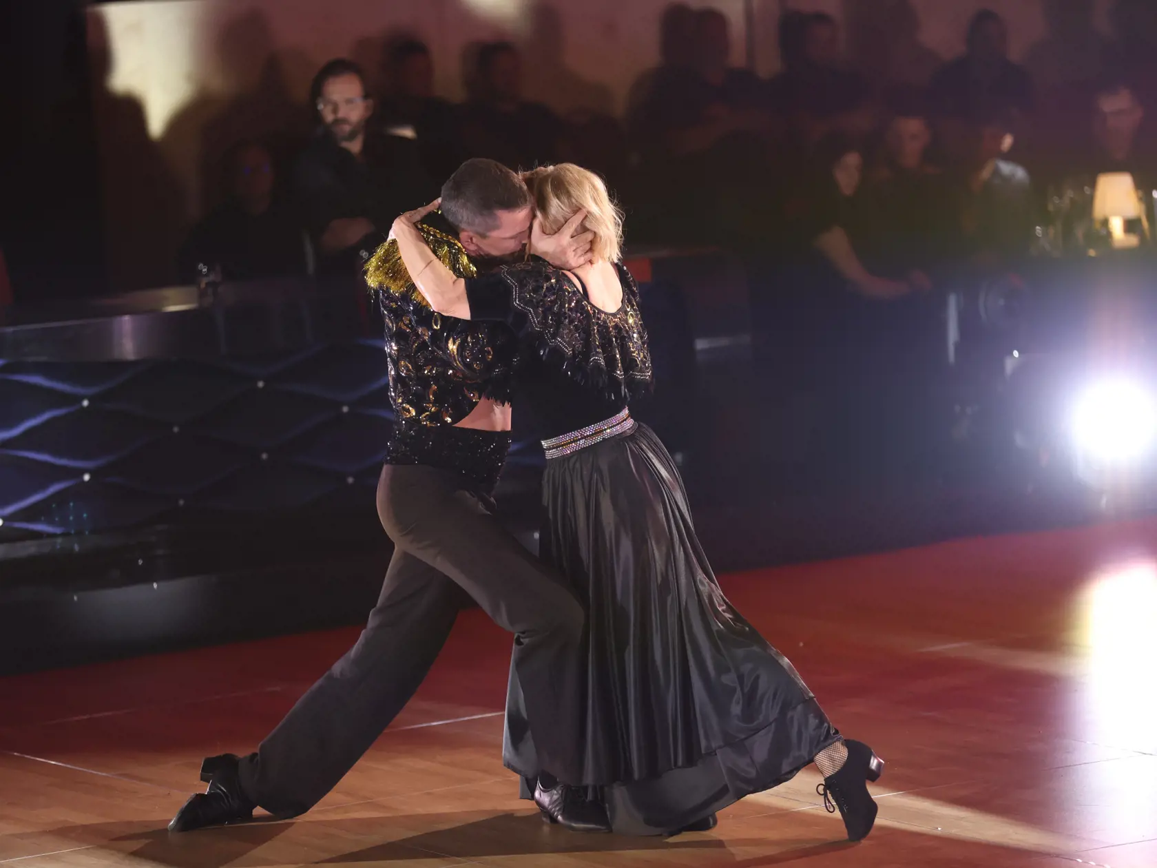 Posledná zastávka v rámci Let´s Dance turné bola v Bratislave. Ján Koleník dal Tatiane Drexler vášnivý bozk na parkete. 