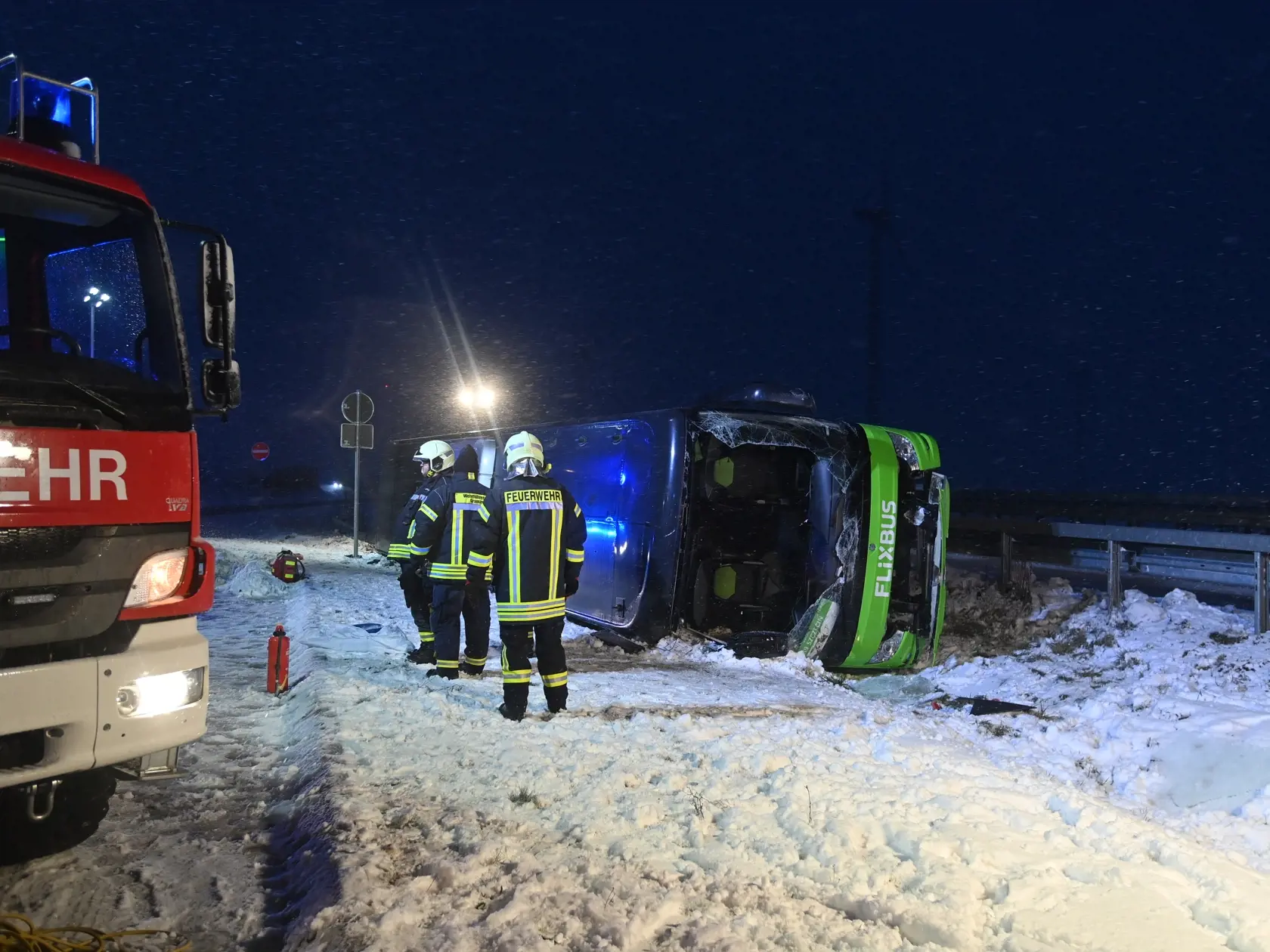 Pri nehode zahynuli dve osoby.