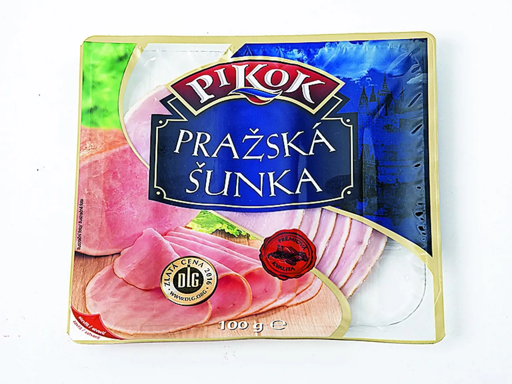 Pražská šunka Pikok, 100 g Predáva/ Lidl Krajina pôvodu/ Česko Zloženie/ bravčové stehno 90 %, pitná voda 4 %, bravčový tuk, jedlá soľ, konzervačná látka: dusitan sodný, dextróza, glukózový sirup, stabilizátory: trifosforečnany a polyfosforečnany, antioxidant: erytorban sodný Energia v 100 g/ 510 kJ Bielkoviny/ 19,1 g Sacharidy/ 1,9 g Tuky/ 3,9 g Soľ/ 2 g REDAKCIA HODNOTÍ: Svetloružová šunka má dekoratívny vzhľad a príjemnú údenú arómu. Stredne hrubé, oválne plátky lemuje vrstvička tuku, na prie