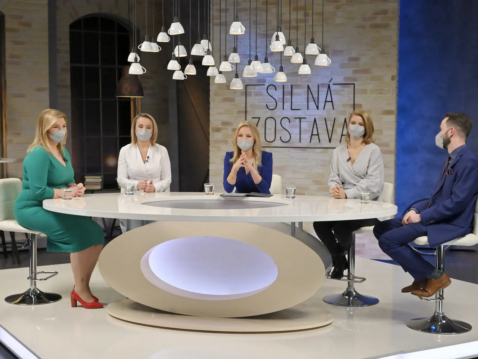 Zuzana Kovačič Hanzelová (druhá sprava) sa po štyroch rokoch ocitla v priestoroch RTVS, kde dala v roku 2018 výpoveď. Prijala totiž pozvanie do relácie Silná zostava.
