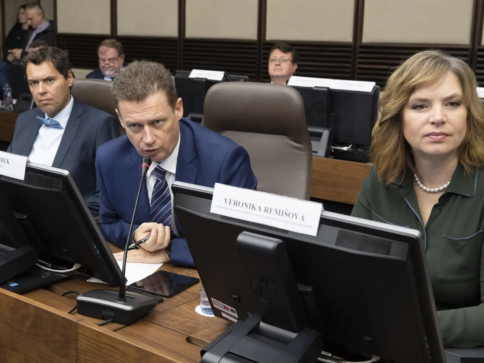 Na snímke sprava podpredsedníčka vlády SR a ministerka investícií, regionálneho rozvoja a informatizácie SR Veronika Remišová (Za ľudí), viceprezident Asociácie zamestnávateľských zväzov a združení (AZZZ) Igor Pramuk a viceprezident AZZZ Rastislav Machunka počas mimoriadneho plenárneho zasadnutia Hospodárskej a sociálnej rady (HSR) SR v Bratislave 24. októbra 2022. FOTO TASR - Pavel Neubauer 