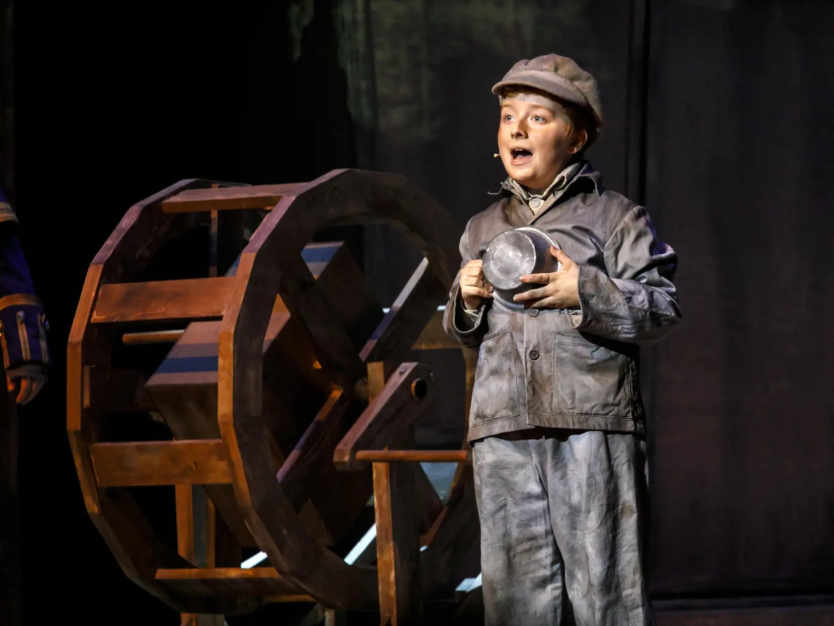 Na snímke herec Tomáš Novák (Oliver Twist) počas verejnej generálky muzikálu  Oliver! v Divadle Nová scéna v Bratislave 7. marca 2024. FOTO TASR - Dano Veselský