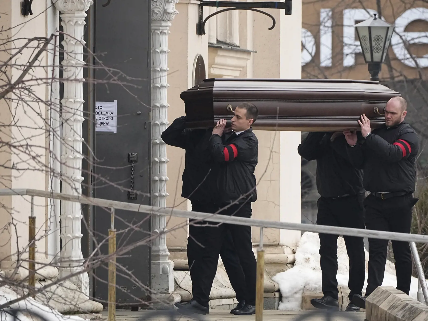 Na snímke zamestnanci nesú truhlu s pozostatkami ruského opozičného lídra Alexaja Navaľného do bohorodičného Chrámu ikony Utíš môj smútok v moskovskom rajóne Maryno v Moskve v piatok 1. marca 2024.