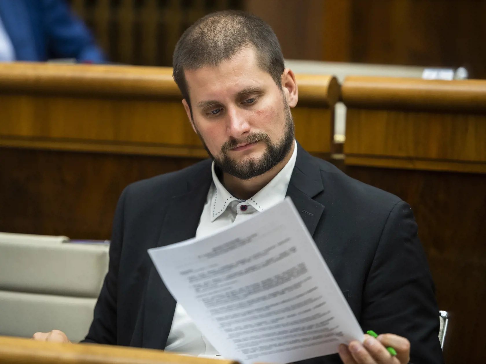 Hoci Martin Beluský zostal verný svojej strane ĽSNS, v súčasnosti patrí k nezaradeným poslancom, pretože jeho strana nemá dostatok poslancov, aby mohla mať v NR SR svoj vlastný klub.