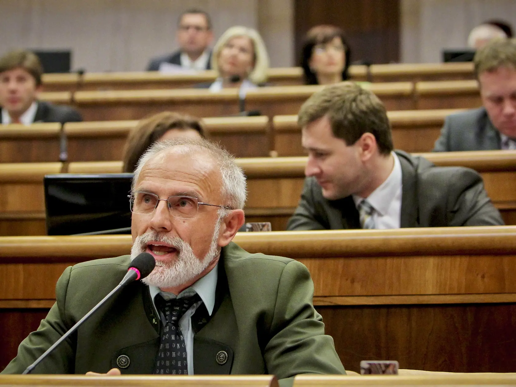 Ján Mičovský bol ministrom za OĽANO, dnes sedí v NR SR ako nezaradený.