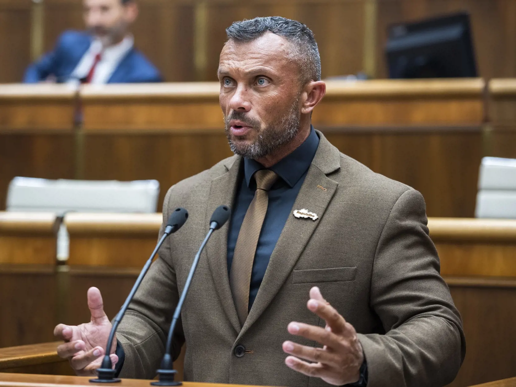 Miroslav Suja odišiel z ĽSNS, vďaka ktorej získal poslanecký mandát a dnes je členom Republiky.