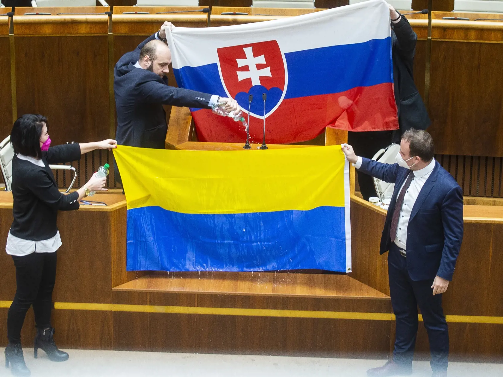 Andrej Medvecký sa preslávil v NR SR iba tým, že oblial ukrajinskú vlajku. Je členom ĽSNS, svoj klub však nemajú.