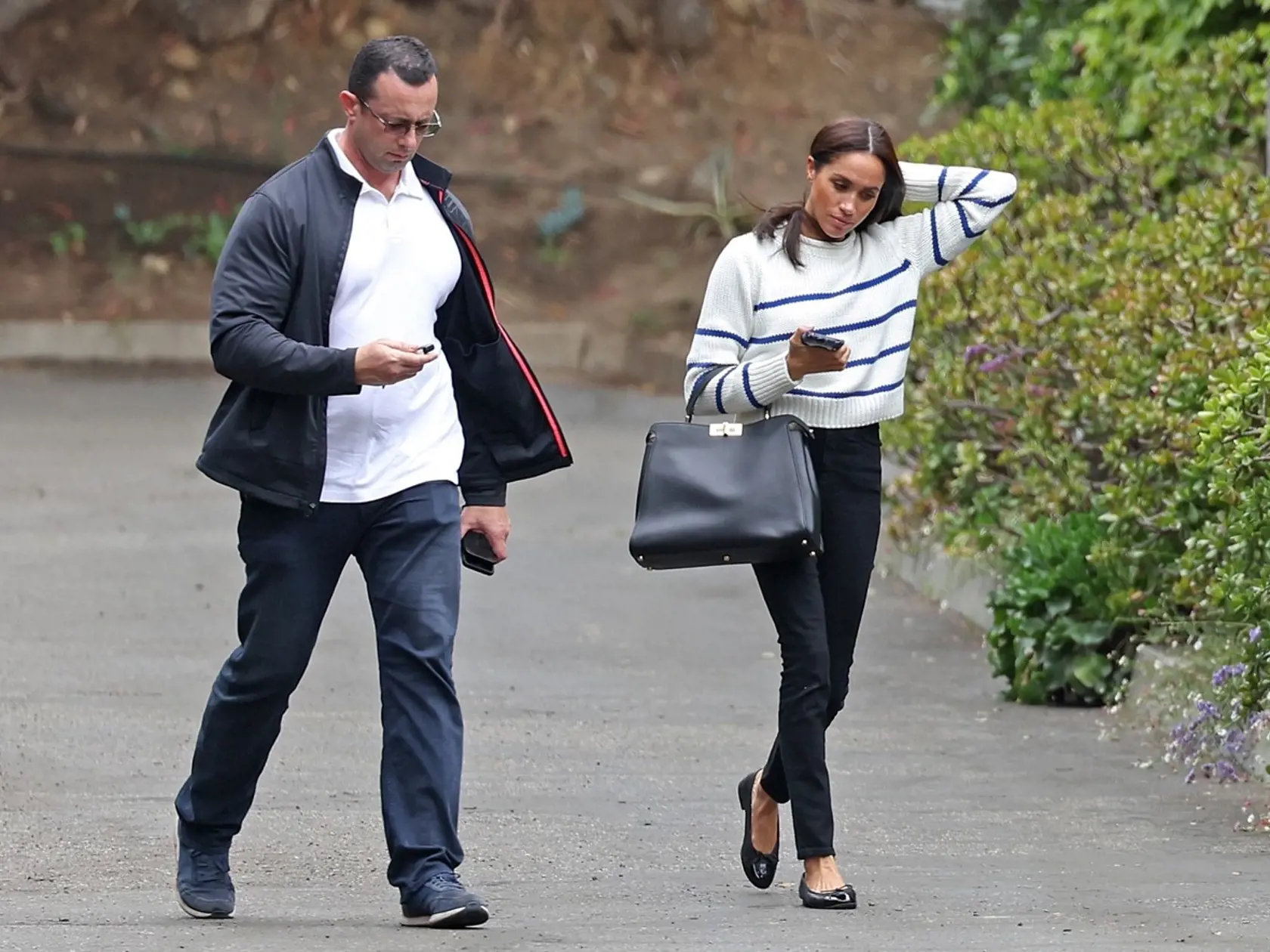 Meghan na prechádzke sprevádzal bodyguard.