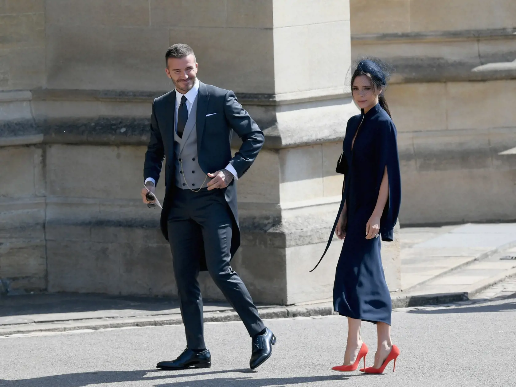 Victoria Beckham bola spolu s manželom Davidom čestnou hostkou na svadbe Harryho a Meghan. Prominentní pár sa údaje rozhádal kvôli krivým obvineniam so strany Harryho.
