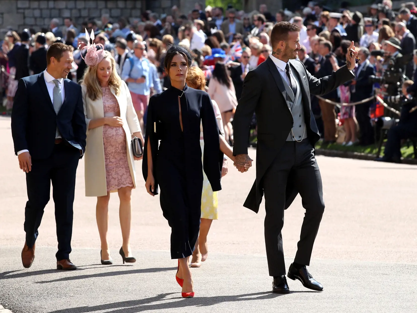 Victoria Beckham bola spolu s manželom Davidom čestnou hostkou na svadbe Harryho a Meghan.