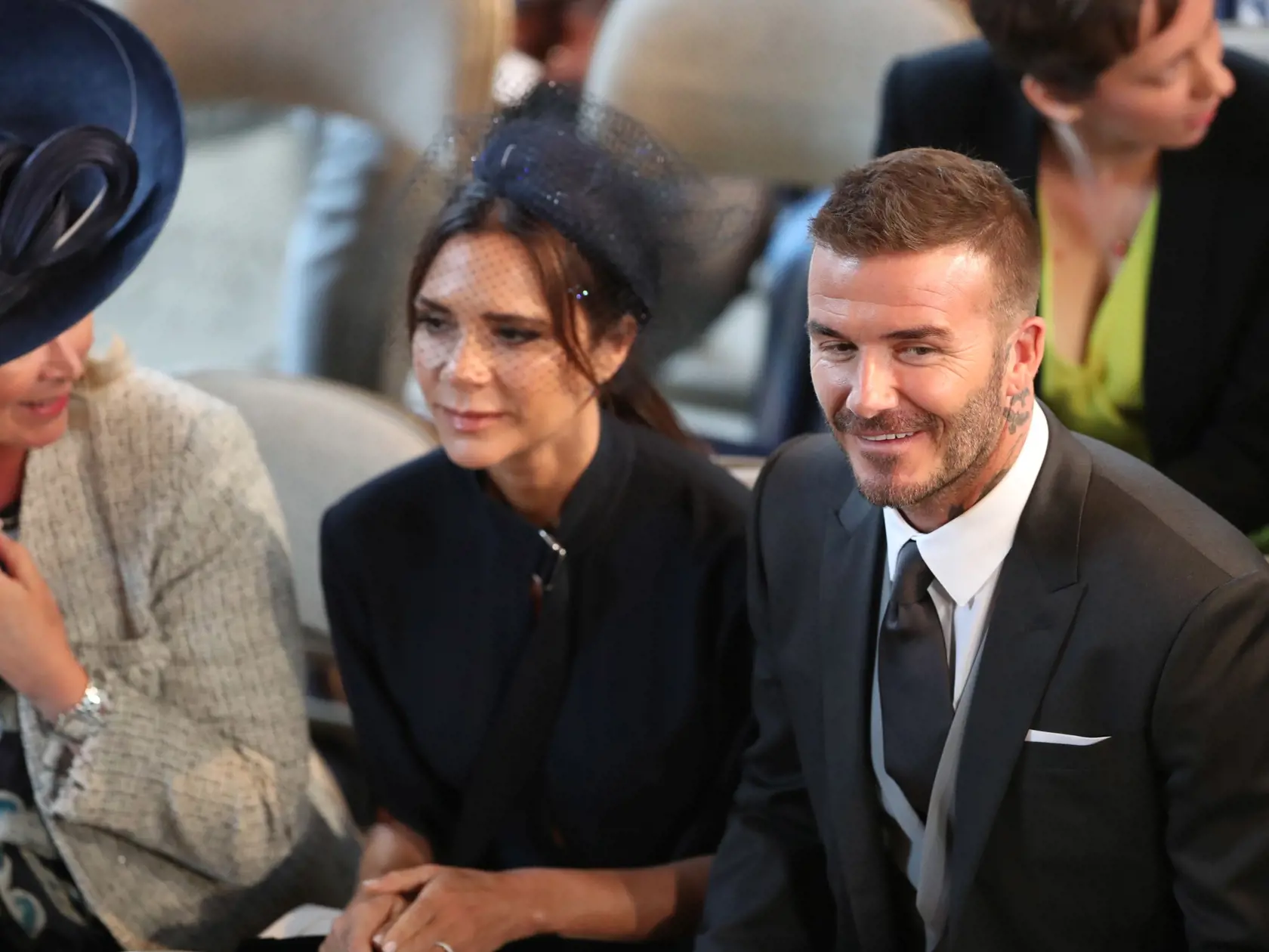 Victoria Beckham bola spolu s manželom Davidom čestnou hostkou na svadbe Harryho a Meghan.