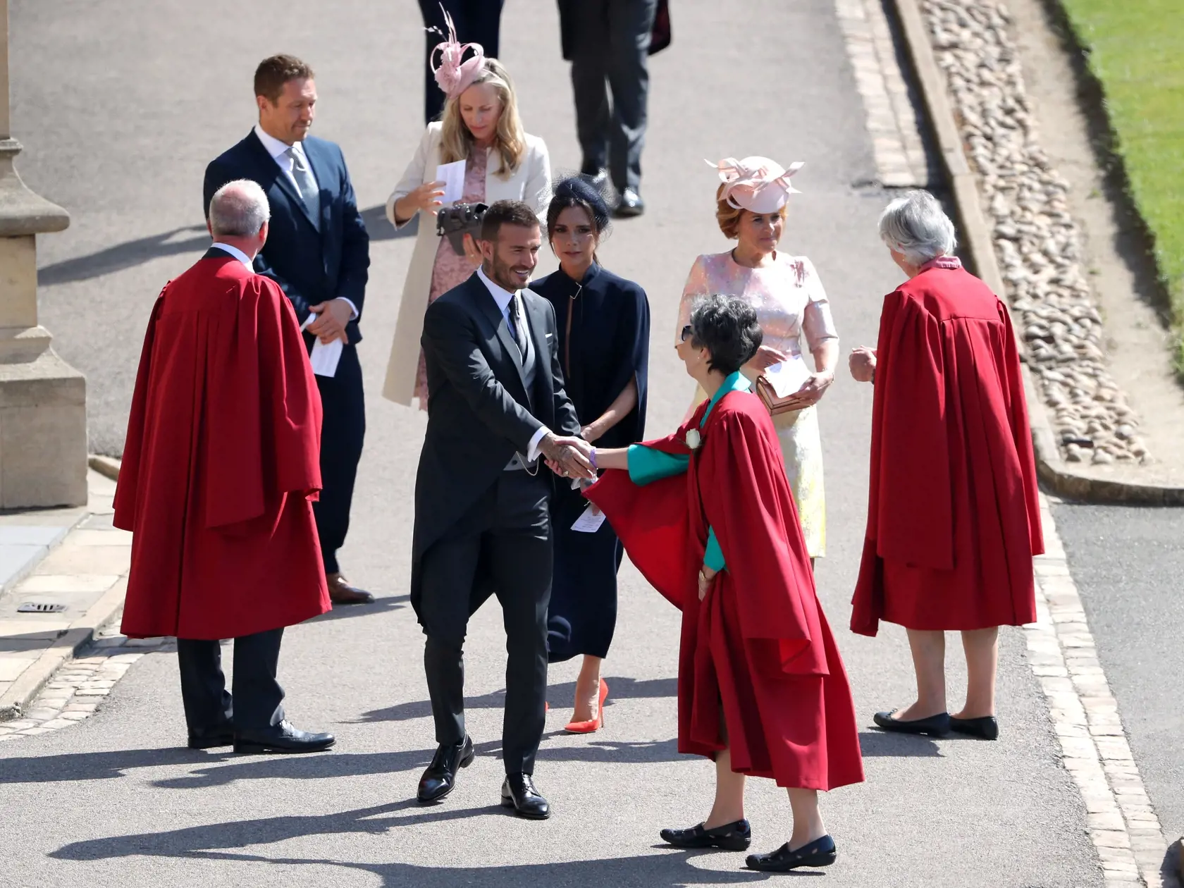 Victoria Beckham bola spolu s manželom Davidom čestnou hostkou na svadbe Harryho a Meghan. Prominentní pár sa údaje rozhádal kvôli krivým obvineniam so strany Harryho.