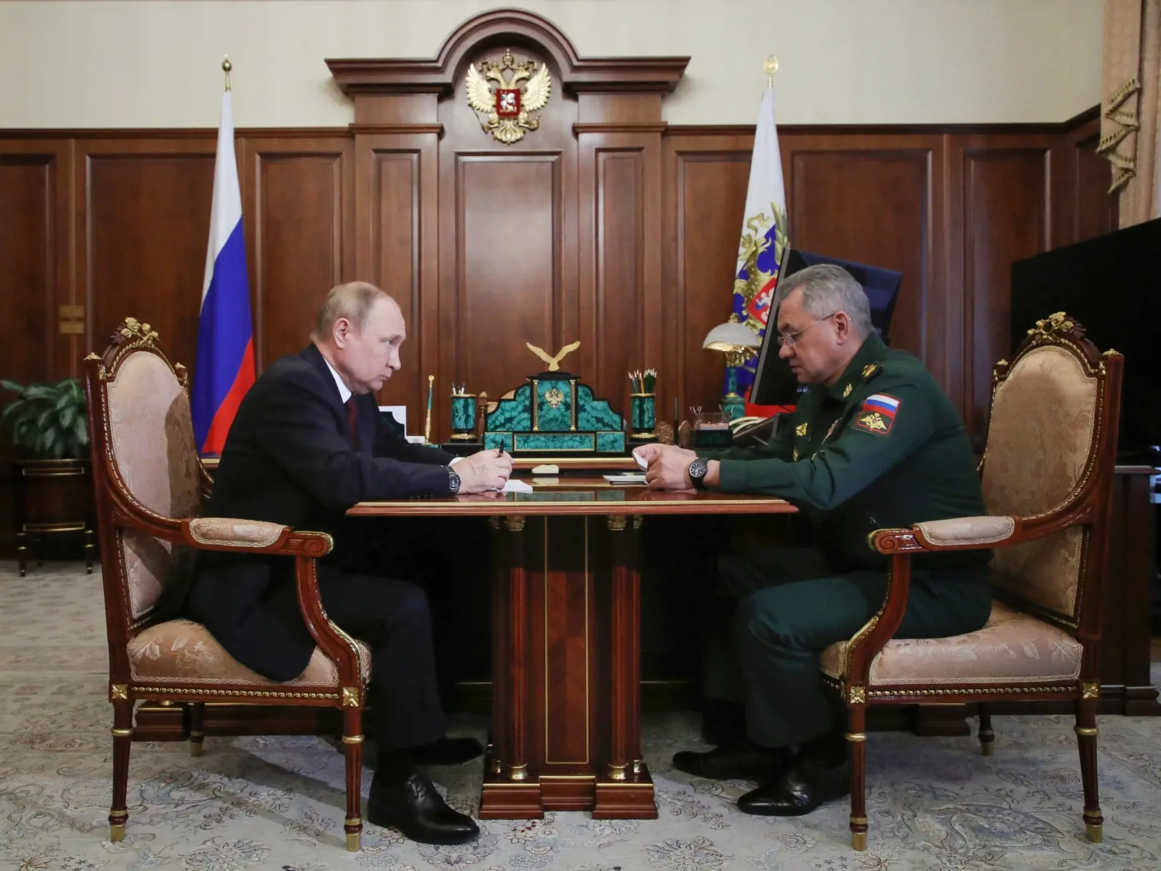 EBE 47 Moskva - Na snímke vľavo ruský prezident Vladimir Putin a vpravo ruský minister obrany Sergej Šojgu počas stretnutia v Kremli v Moskve v pondelok 4. júla 2022.