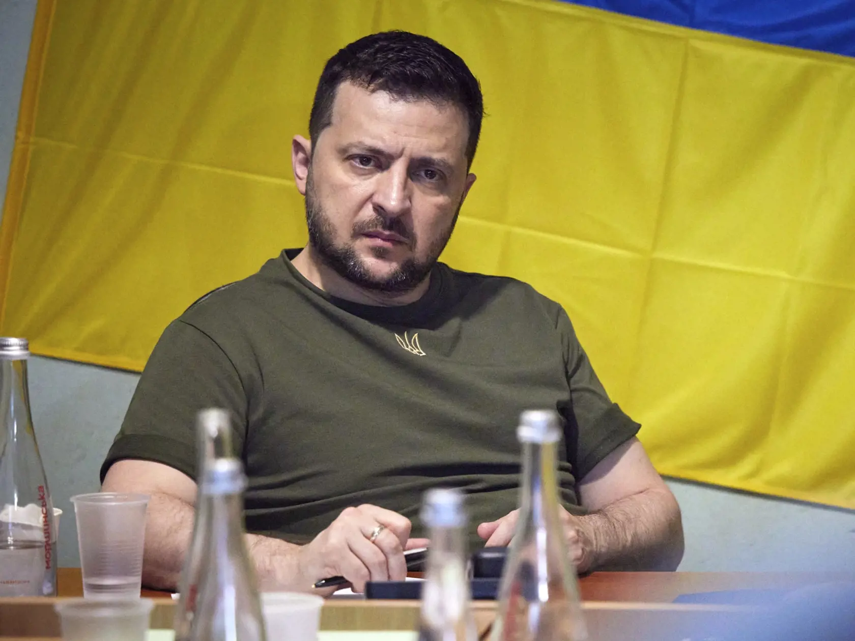 WA 75 Mykolajiv - Ukrajinský prezident Volodymyr Zelenskyj počúva na stretnutí s predstaviteľmi armády počas návštevy Mykolajivskej oblasti v sobotu 18. júna 2022.