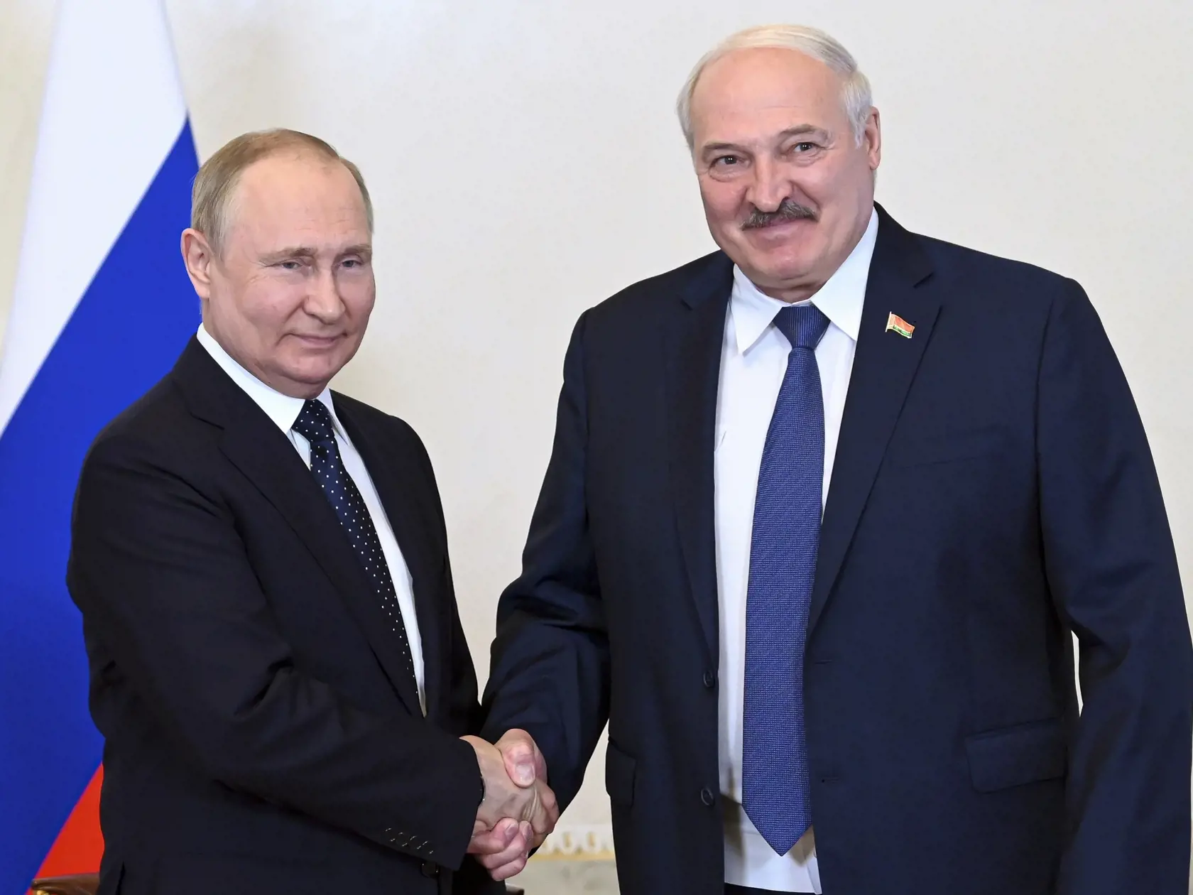 EBE 62 Petrohrad - Na snímke zľava ruský prezident Vladimir Putin a bieloruský prezident Alexander Lukašenko počas stretnutia v Petrohrade v Rusku 25. júna 2022. FOTO TASR/AP