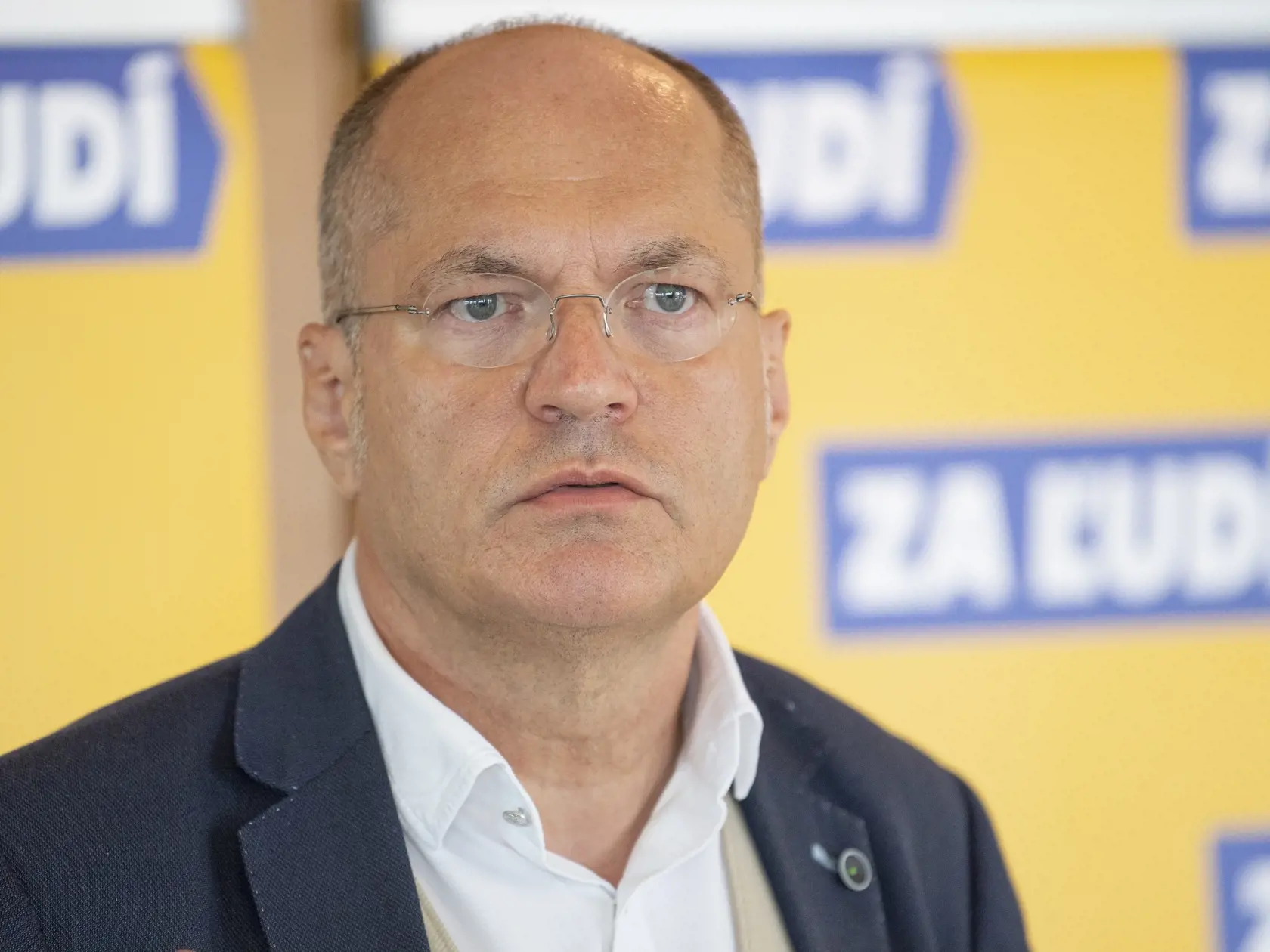 "Podľa doposiaľ zistených informácií k zrážke motorového vozidla s motocyklistom malo dôjsť pri vychádzaní motorového vozidla zn. Volvo z parkoviska na hlavnú cestu. Vodič motocykla v dôsledku zrážky utrpel zranenia nezlučiteľné so životom, ktorým na mieste podľahol. Dychová skúška u 42-ročného vodiča vozidla zn. Volvo bola s negatívnym výsledkom. Okolnosti a presné príčiny dopravnej nehody sú v štádiu objasňovania," píše polícia na sociálnej sieti.