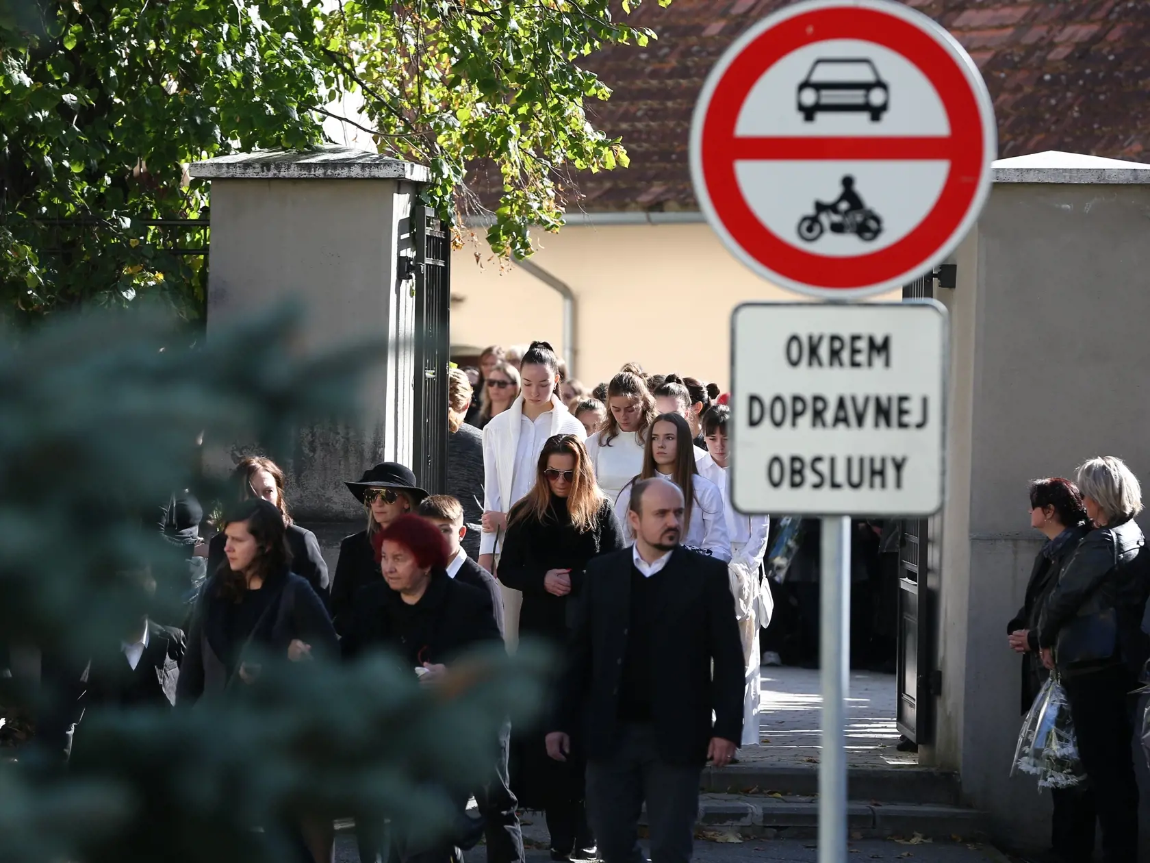 Posledná rozlúčka s nadanou študentkou Broňou. V sobotu (8.10.) sa rozlúčili rodiny Mareka a Brone so svojími milovanými deťmi, vnúčatami, a súrodencami. Ich mladé životy vyhasli vinou opitého vodiča.