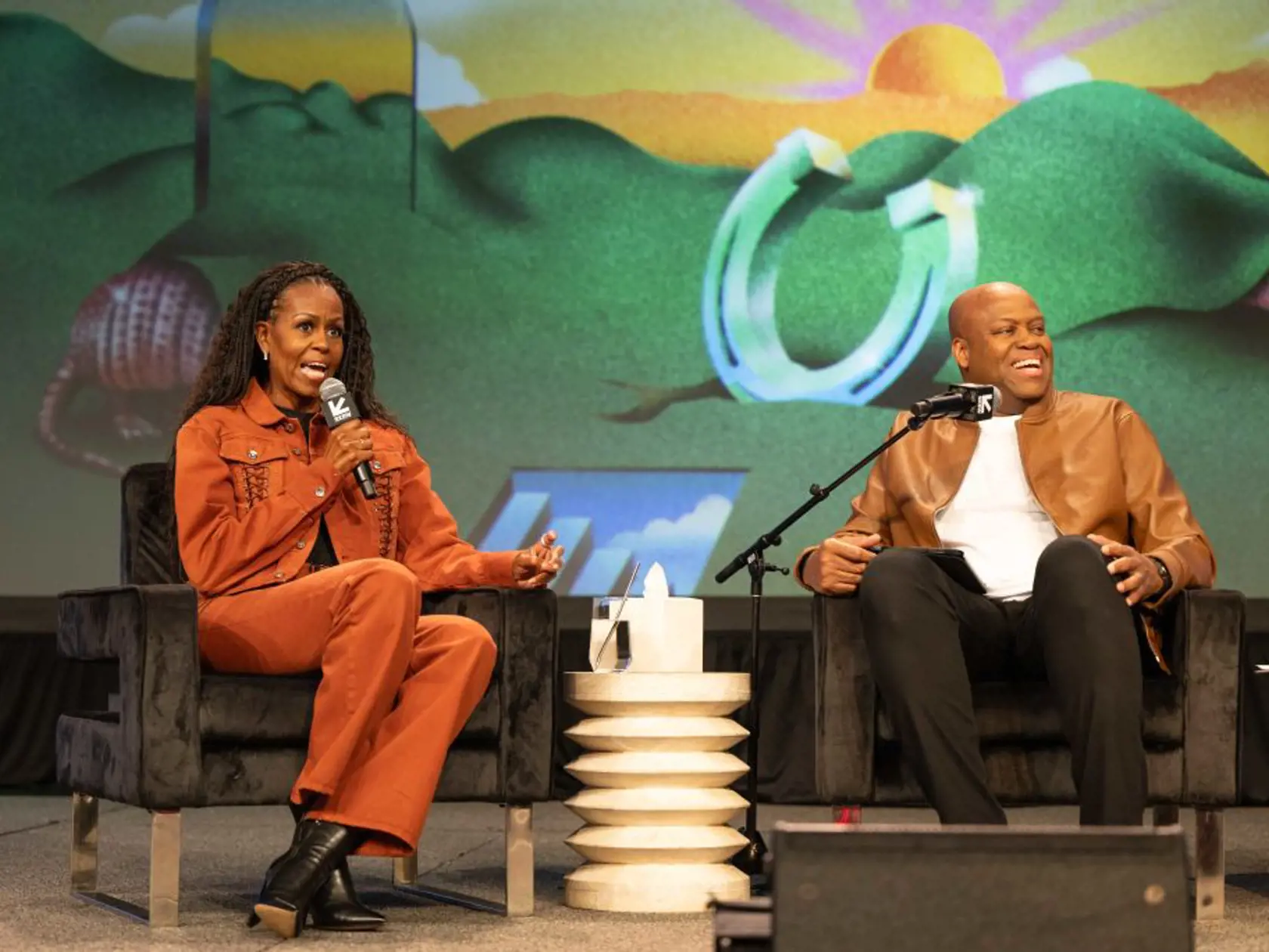 Michelle Obama so svojím bratom Craigom Robinsonom rozbehli podcast IMO.